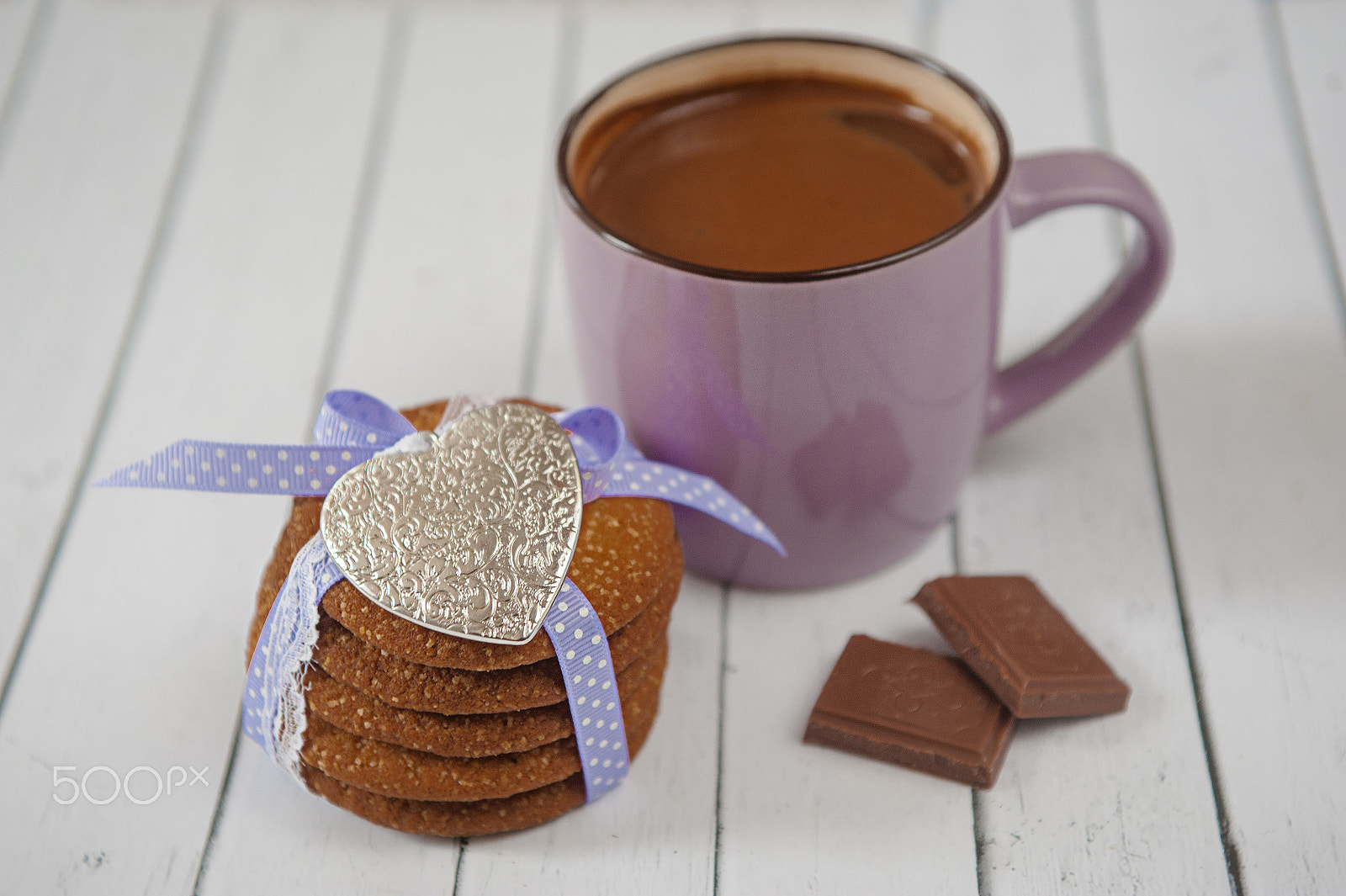Nikon D700 + Sigma 24-70mm F2.8 EX DG Macro sample photo. Mug with hot cocoa topped  gingerbread cookies, metallic heart souvenir and chocolate chips on a... photography