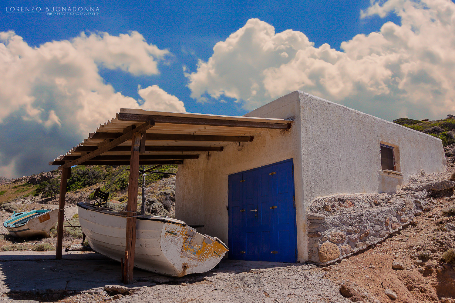 Canon EOS 50D sample photo. A boat near the door photography
