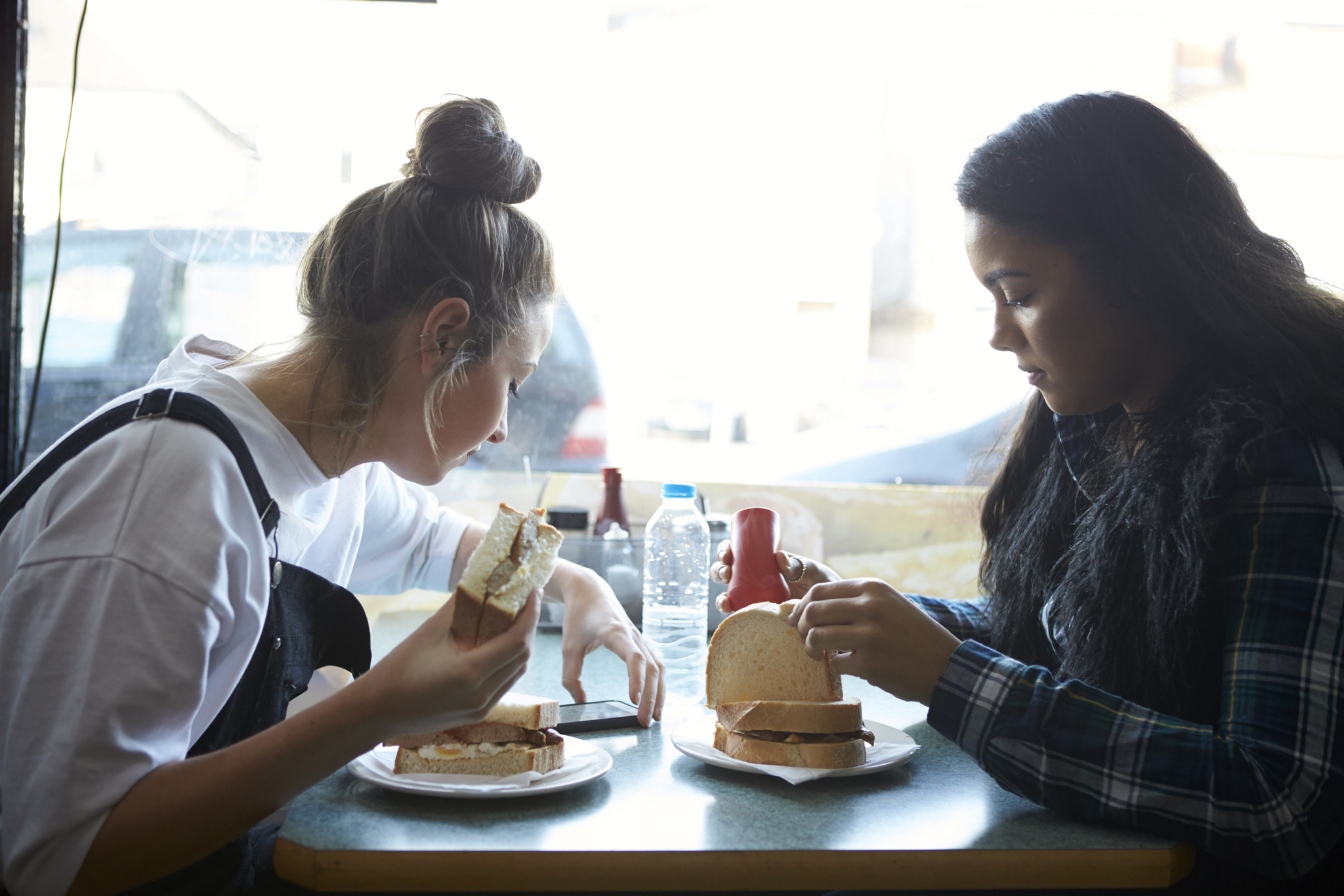Canon EOS-1D X sample photo. Two female students eating meal in café photography