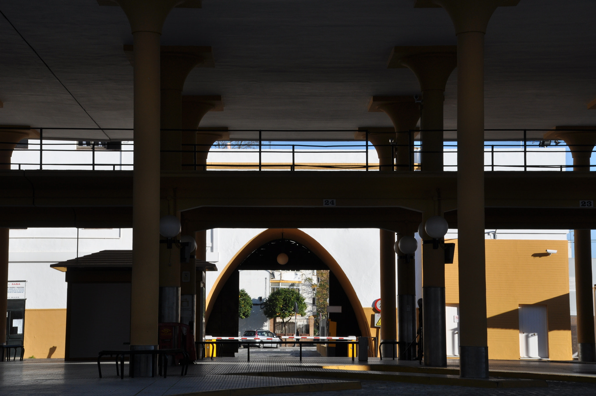 Sigma 18-200mm F3.5-6.3 II DC OS HSM sample photo. Stazione dell'autobus photography