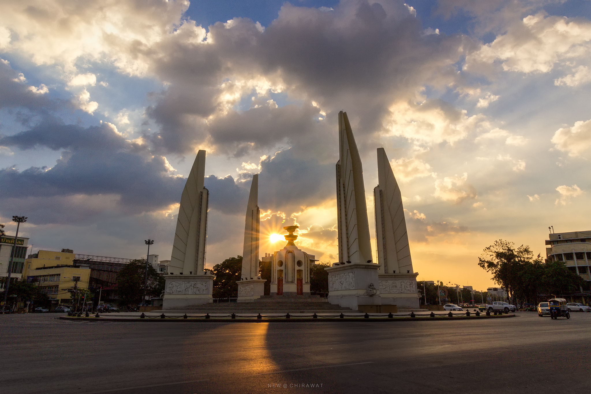 Canon EOS 600D (Rebel EOS T3i / EOS Kiss X5) sample photo. Democracy monument, thailand photography