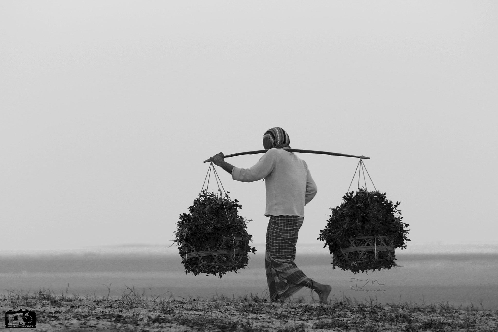 Canon EOS 700D (EOS Rebel T5i / EOS Kiss X7i) + Canon EF 70-200mm F4L USM sample photo. Farmer going to home after collecting nuts. photography