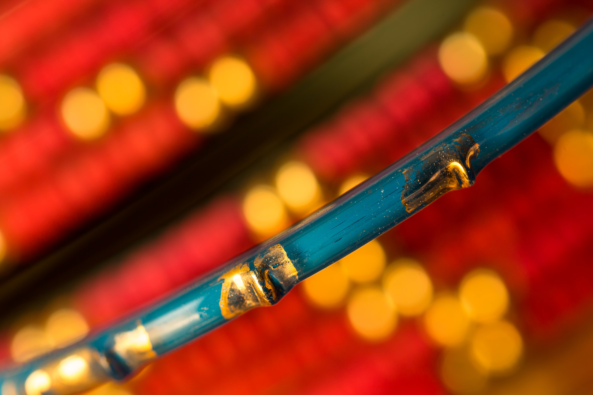 Canon EF 100mm F2.8L Macro IS USM sample photo. Red, blue and yellow, 1 photography