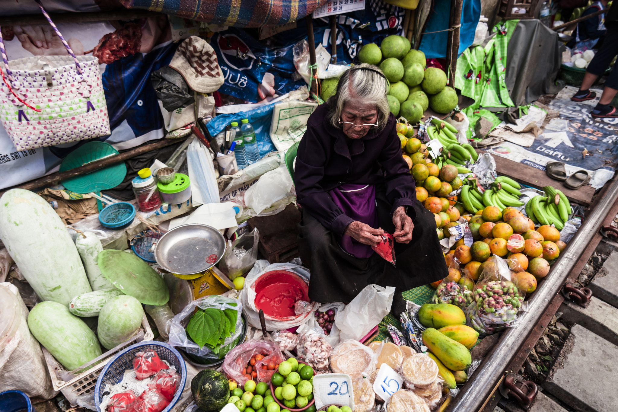 Samyang 14mm F2.8 ED AS IF UMC sample photo. Fruit vendor photography