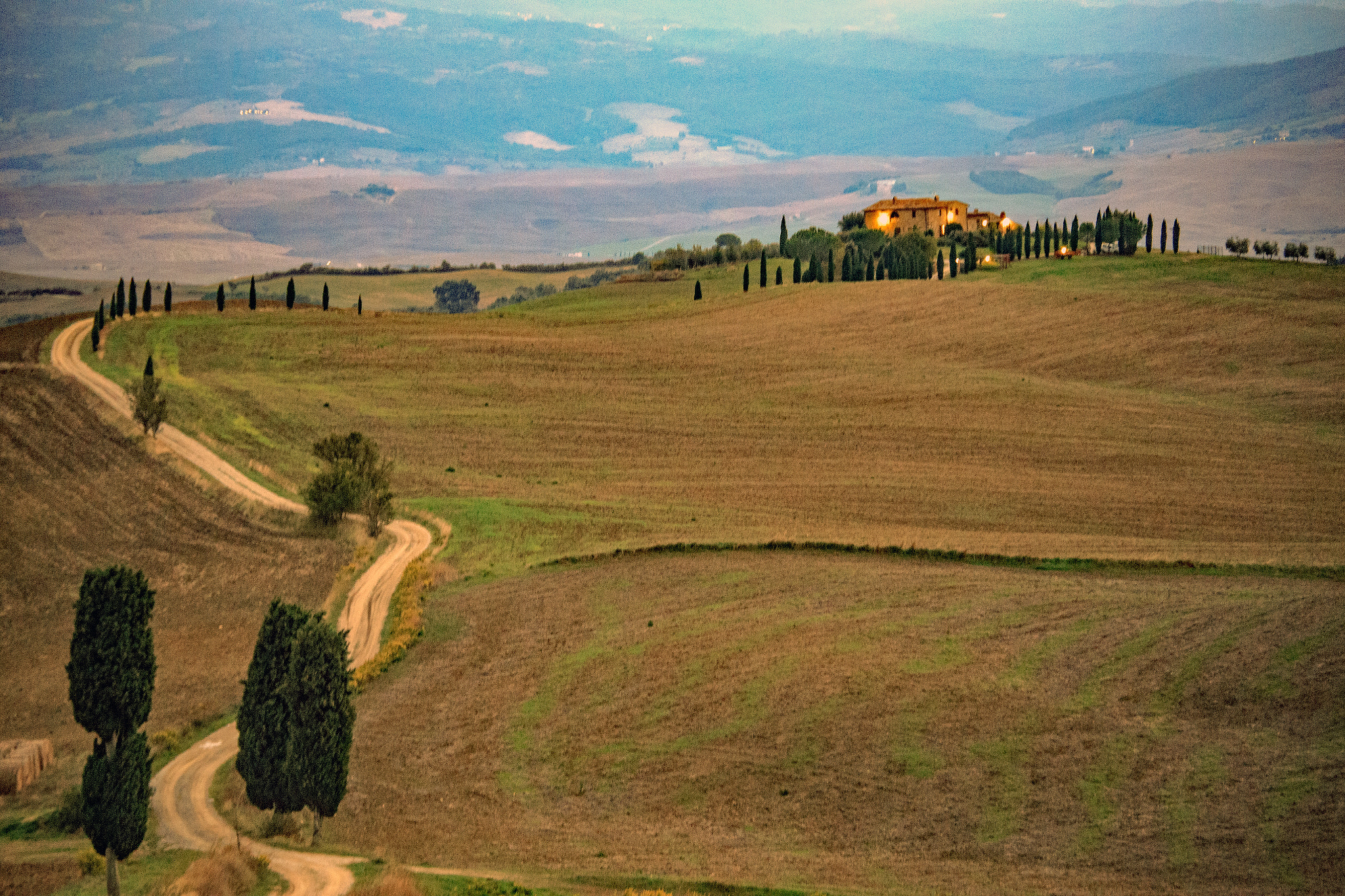 Canon EOS 6D + Canon EF 70-300mm F4.5-5.6 DO IS USM sample photo. Tuscany alley photography