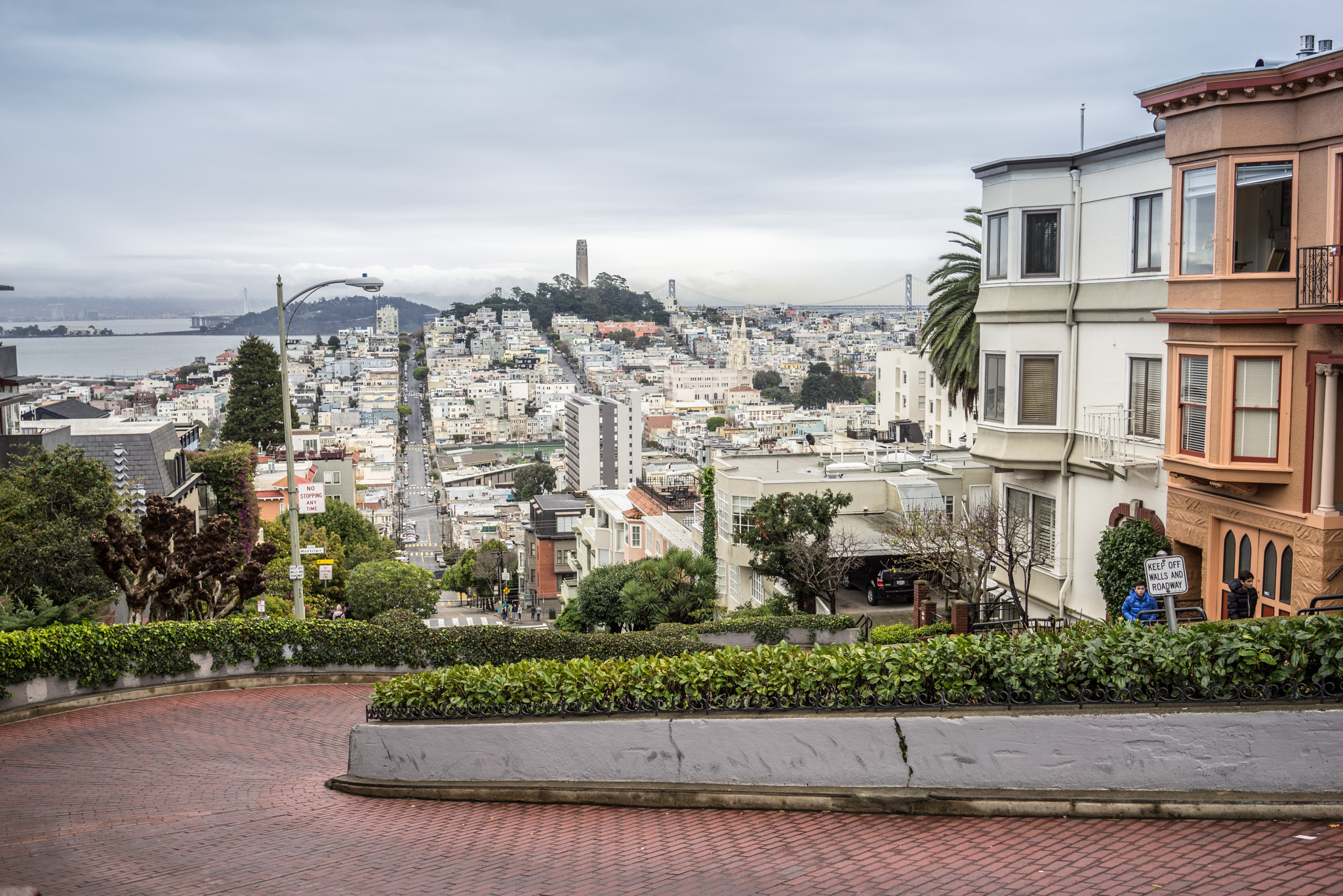 Sony a7R + Sony Sonnar T* FE 35mm F2.8 ZA sample photo. Lombard street photography