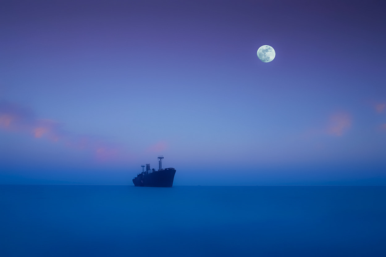 Olympus PEN E-P1 sample photo. The boat and the moon photography
