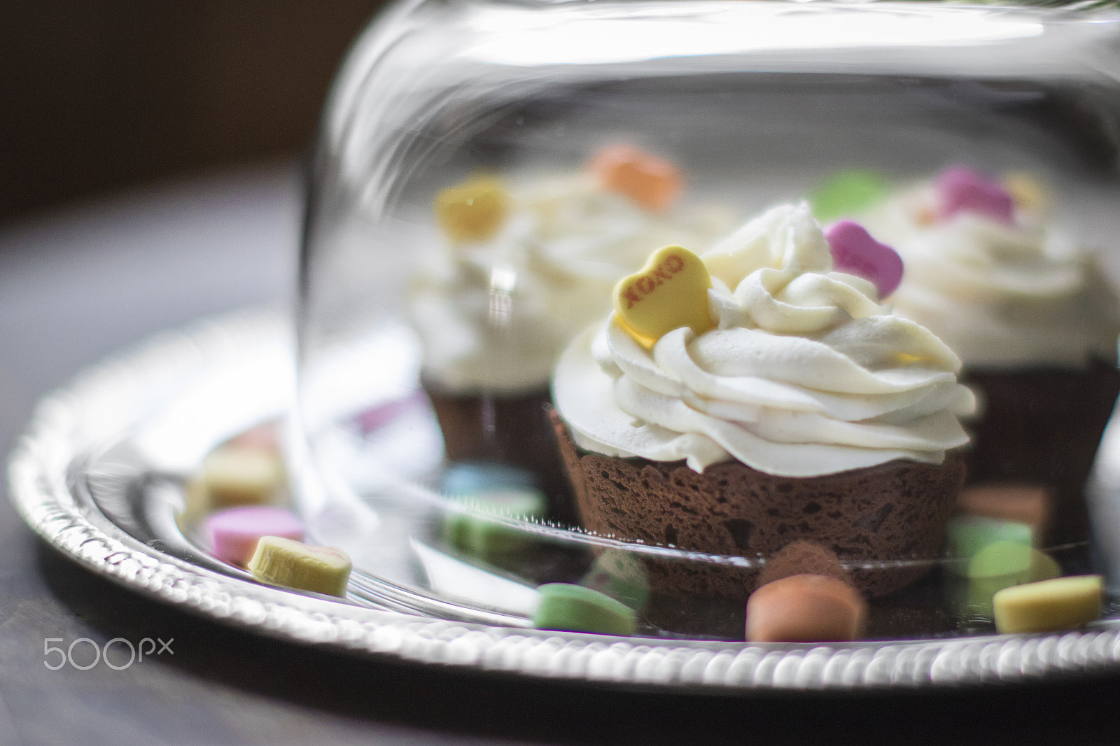 Canon EOS 7D Mark II + Canon EF 50mm F1.2L USM sample photo. Brownie cupcakes with whitw chocolate cream photography