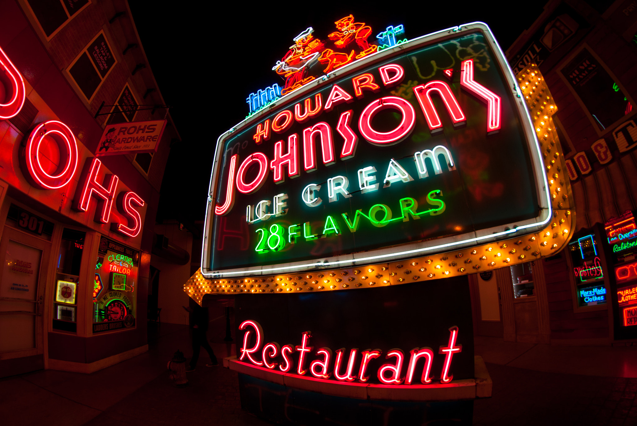 Nikon D200 + Samyang 8mm F3.5 Aspherical IF MC Fisheye sample photo. Remember eating at howard johnson's? photography