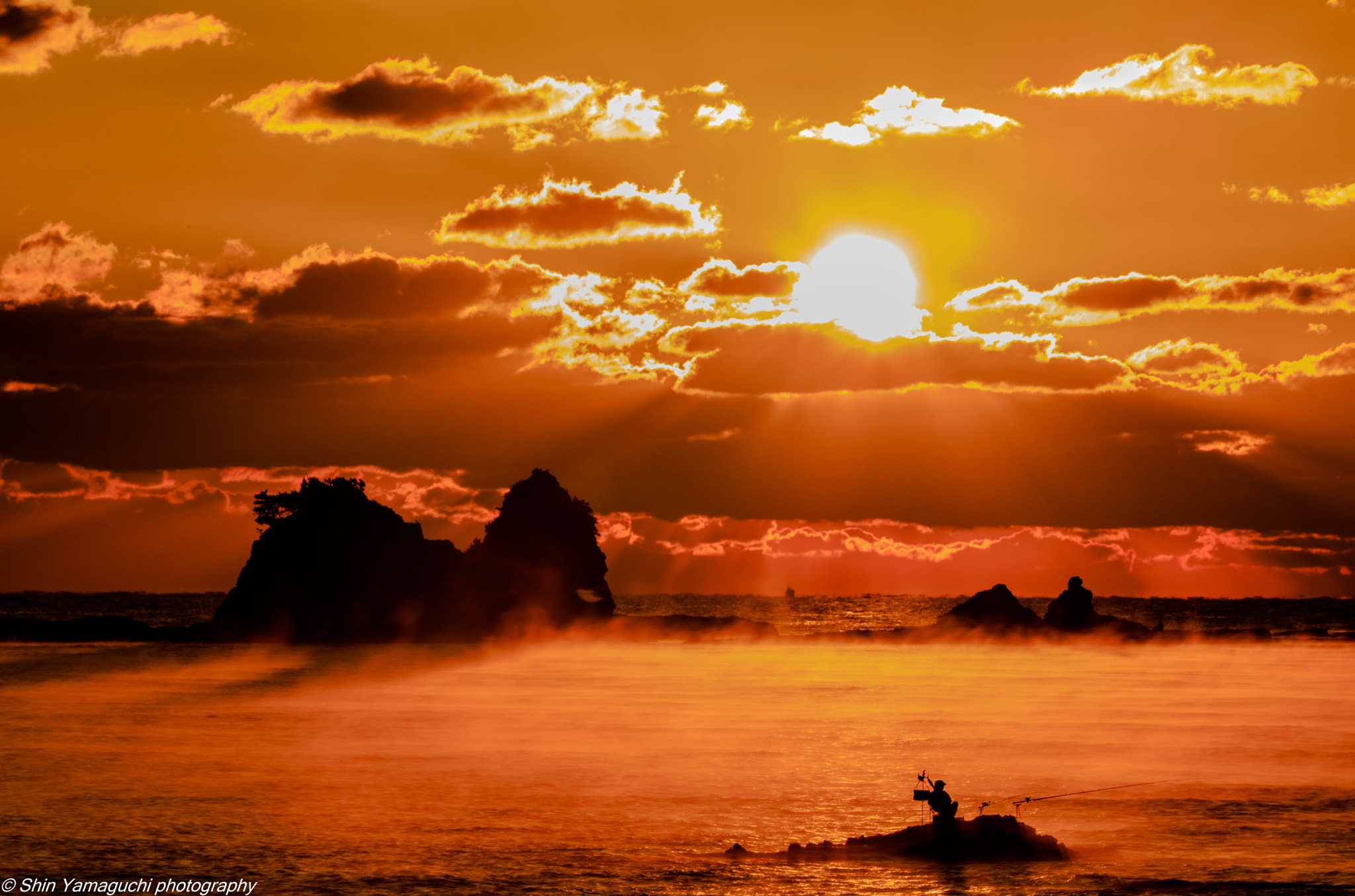 Canon EF 70-200mm F2.8L IS II USM sample photo. 海霧の釣り人 photography