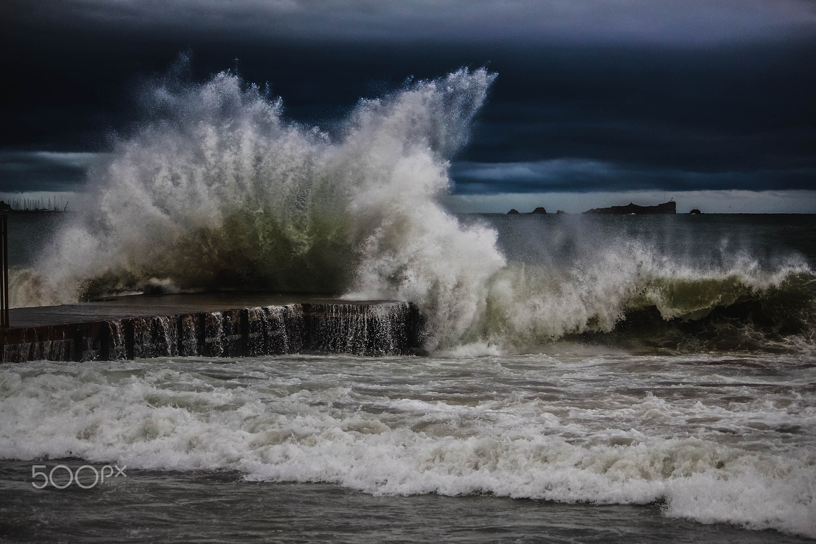 Canon EF-S 55-250mm F4-5.6 IS sample photo. Explosive wave photography