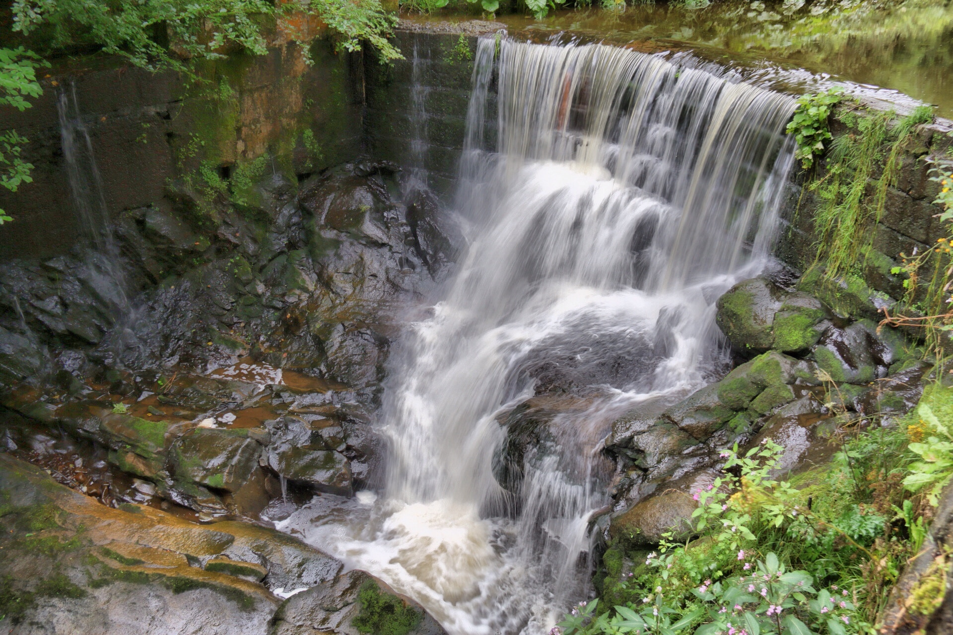 Canon EOS 70D + Canon EF-S 18-200mm F3.5-5.6 IS sample photo. Little waterfall photography