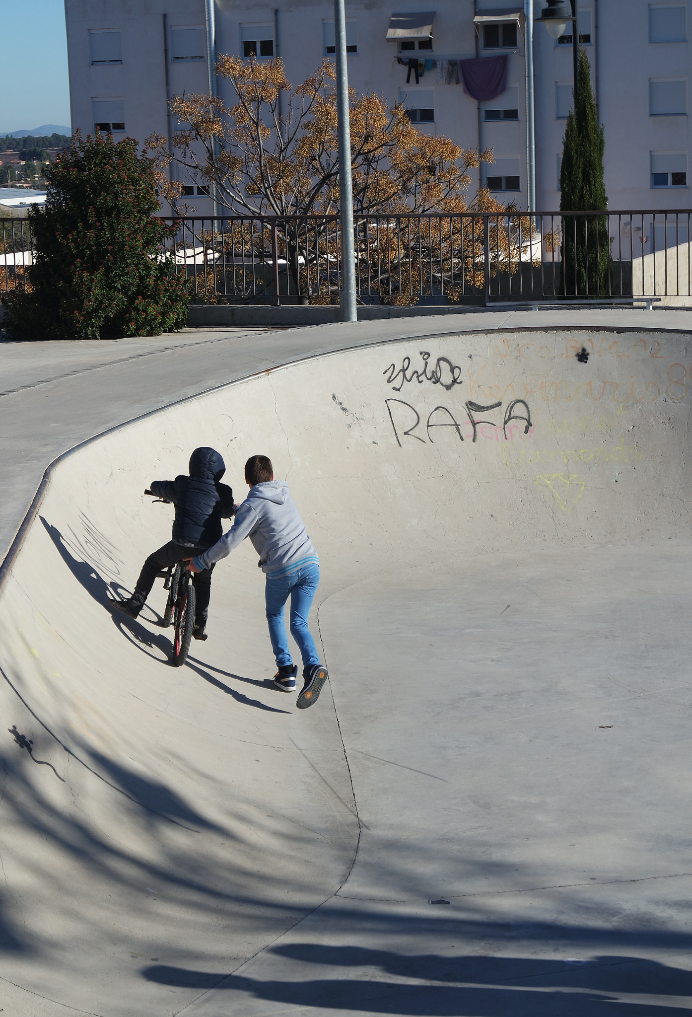 Samsung NX 16-50mm F3.5-5.6 Power Zoom ED OIS sample photo. Enseñando photography