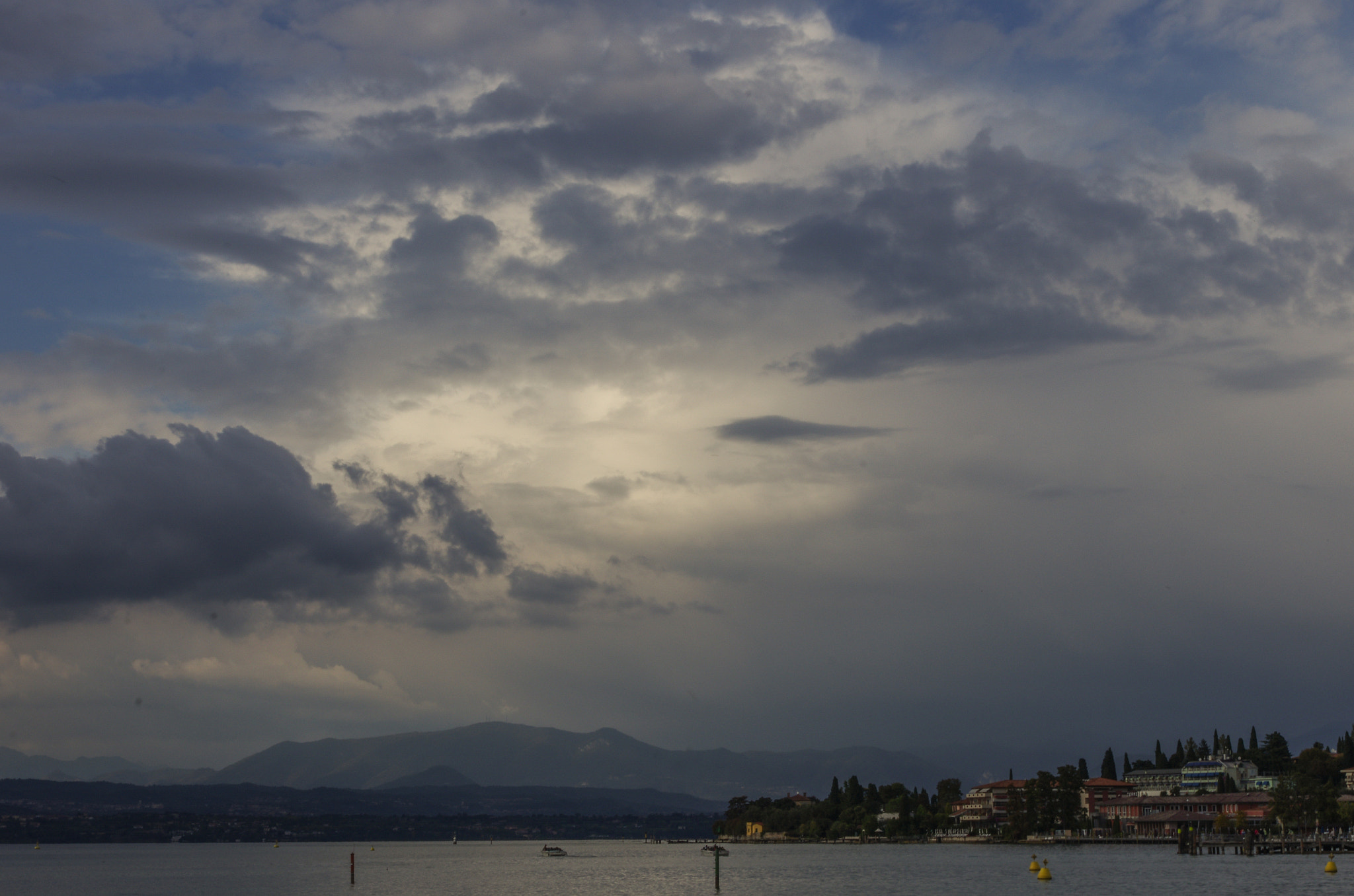 Pentax smc DA 18-55mm F3.5-5.6 AL WR sample photo. The lake under the sky photography