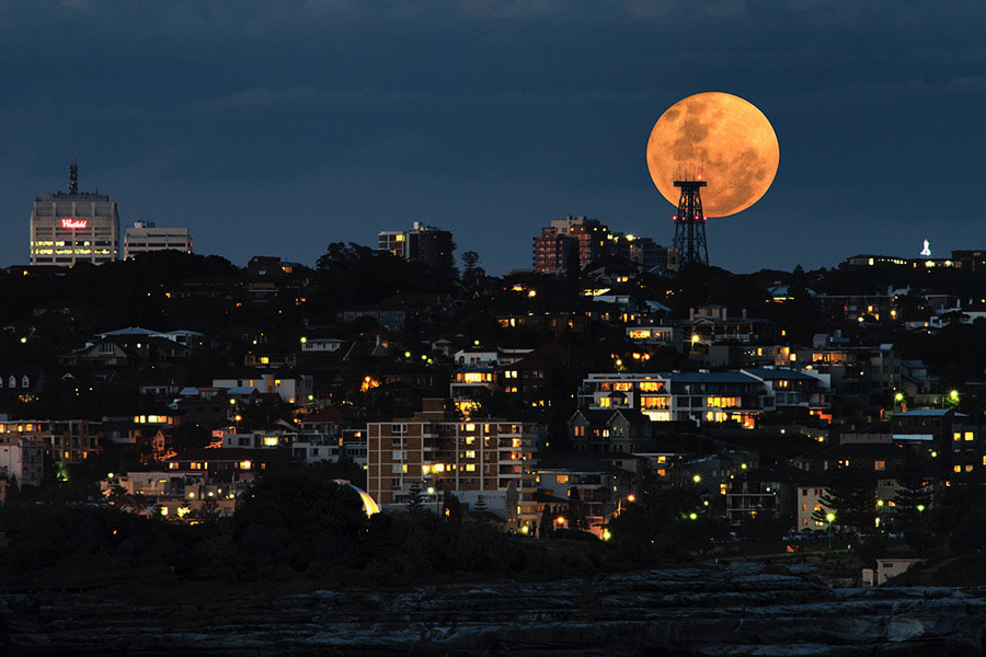 Nikon D810 + AF Nikkor 300mm f/4 IF-ED sample photo. A super sized full moon rising over the eastern suburbs of sydney in november 2016. photography