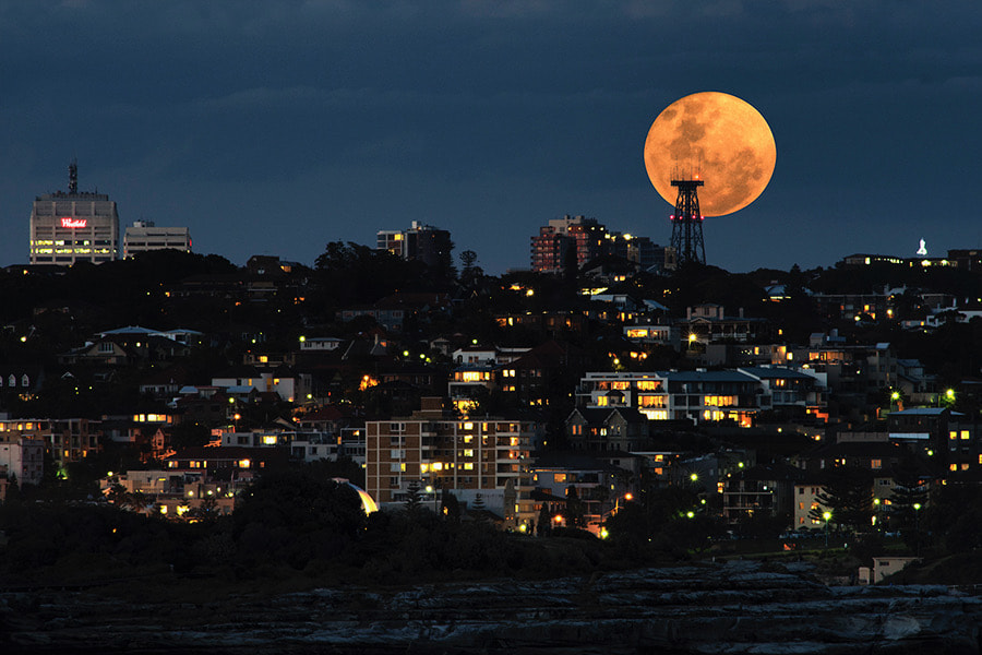 AF Nikkor 300mm f/4 IF-ED sample photo. A super sized full moon rising over the eastern suburbs of sydney in november 2016. photography