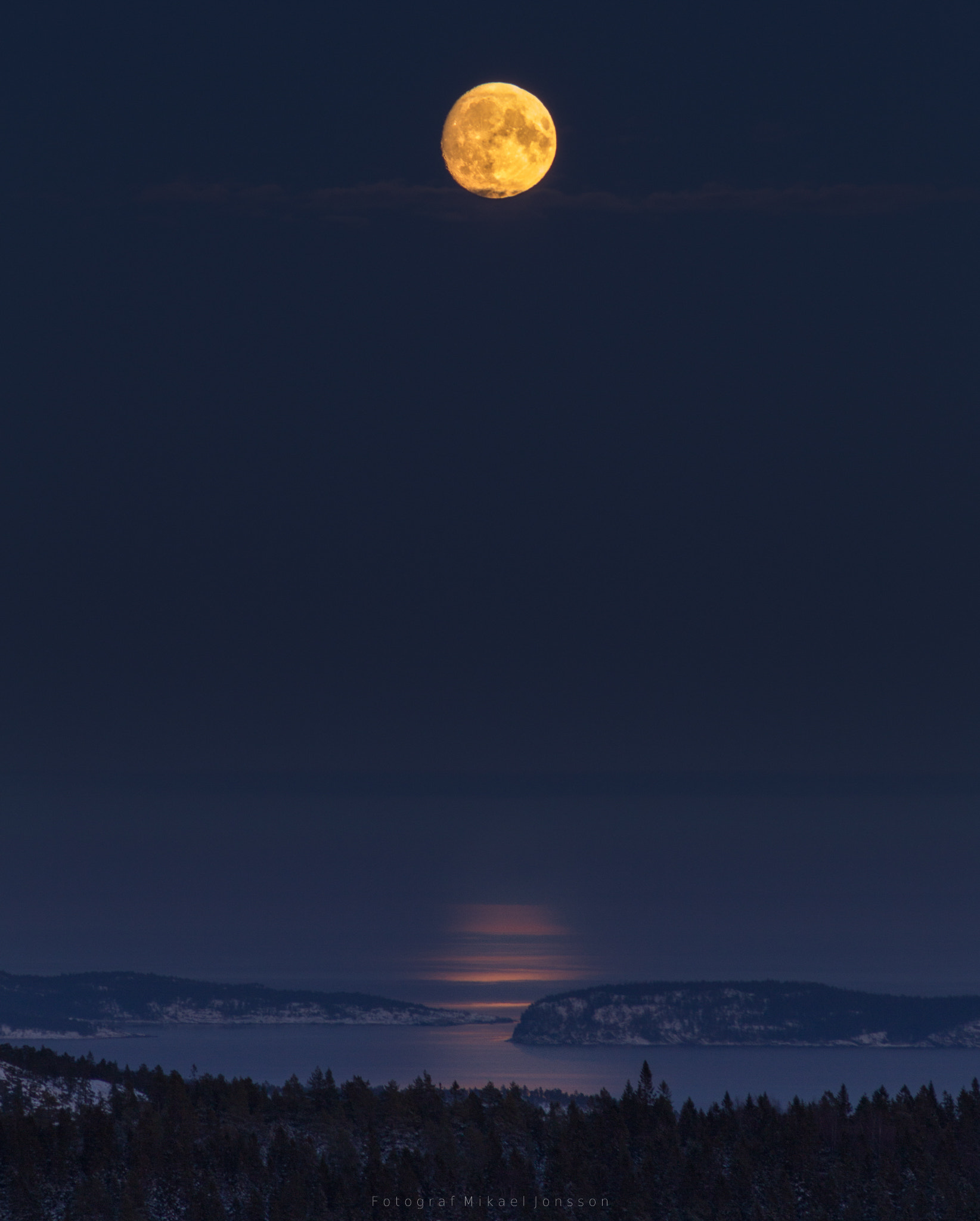 Canon EOS 6D + Tamron AF 70-300mm F4-5.6 Di LD Macro sample photo. Moonrise over baltic sea photography