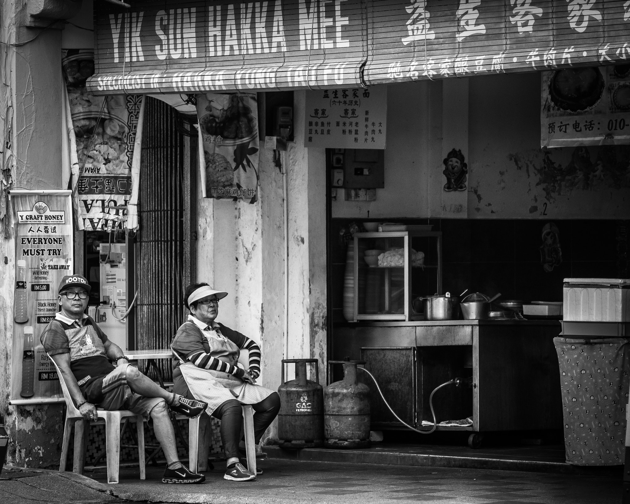 Olympus PEN-F sample photo. Rest before the lunch crowd photography