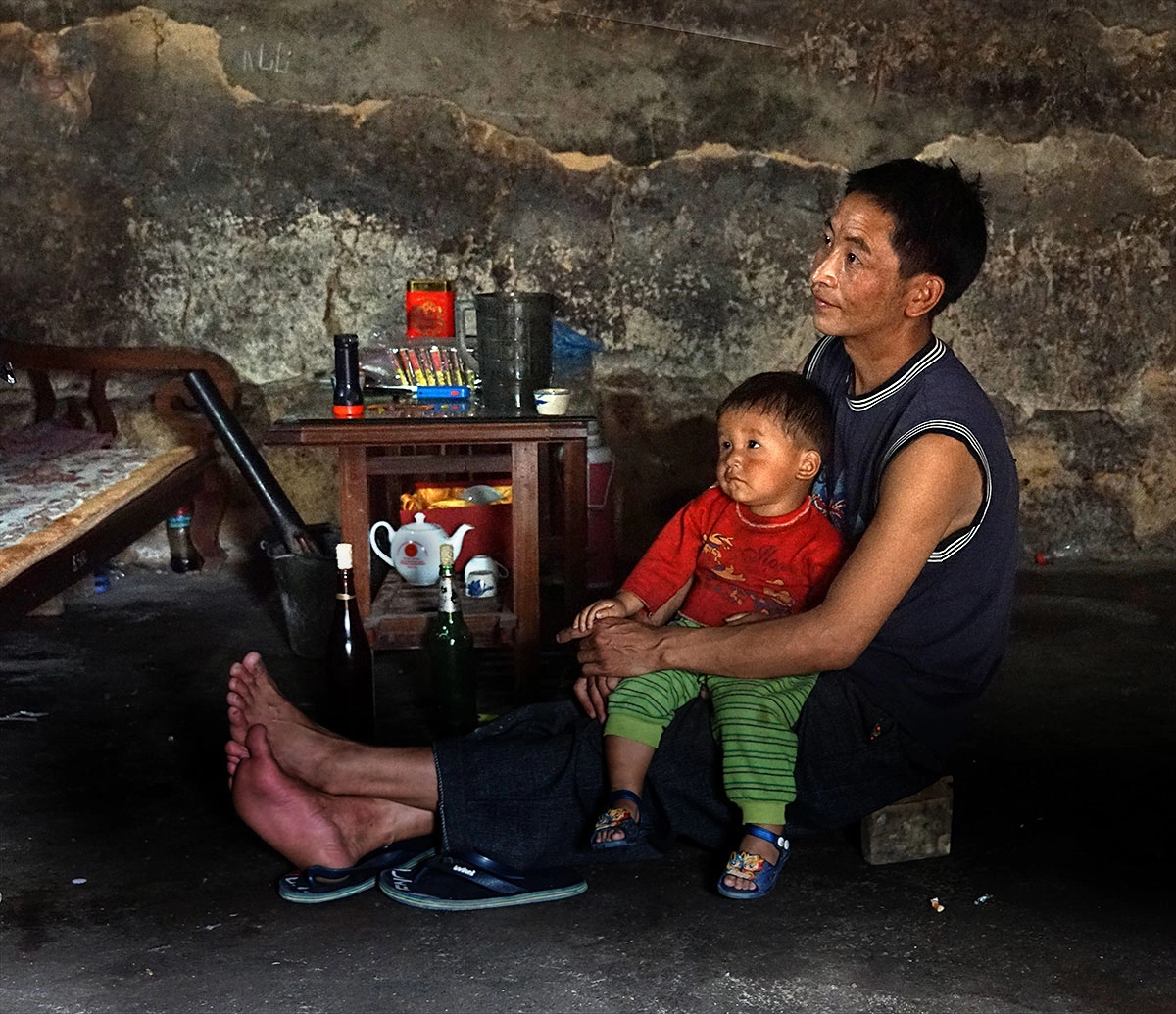 Sony E 18-200mm F3.5-6.3 OSS sample photo. Vietnam, father and child, poor farmers photography