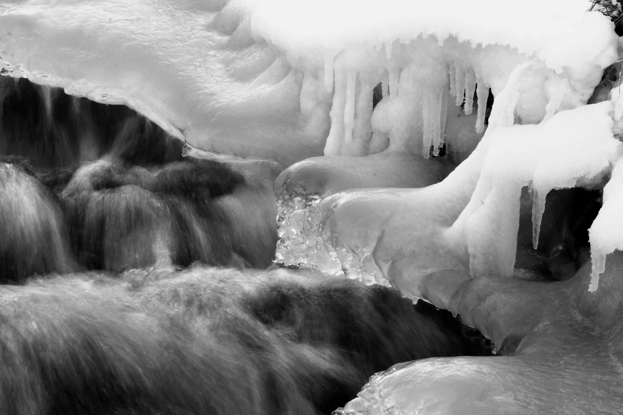 Canon EOS 600D (Rebel EOS T3i / EOS Kiss X5) + Canon EF 70-200mm F4L USM sample photo. Frozen river photography