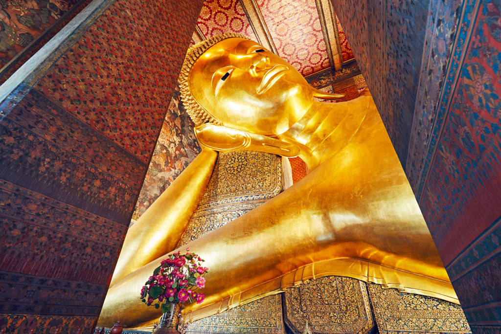 Golden statue of the Reclining Buddha by Jaromír Chalabala on 500px.com