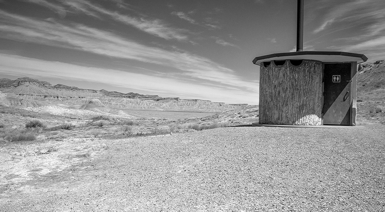 Panasonic Lumix DMC-GH3 + LEICA DG SUMMILUX 15/F1.7 sample photo. Outhouse desert of utah i photography