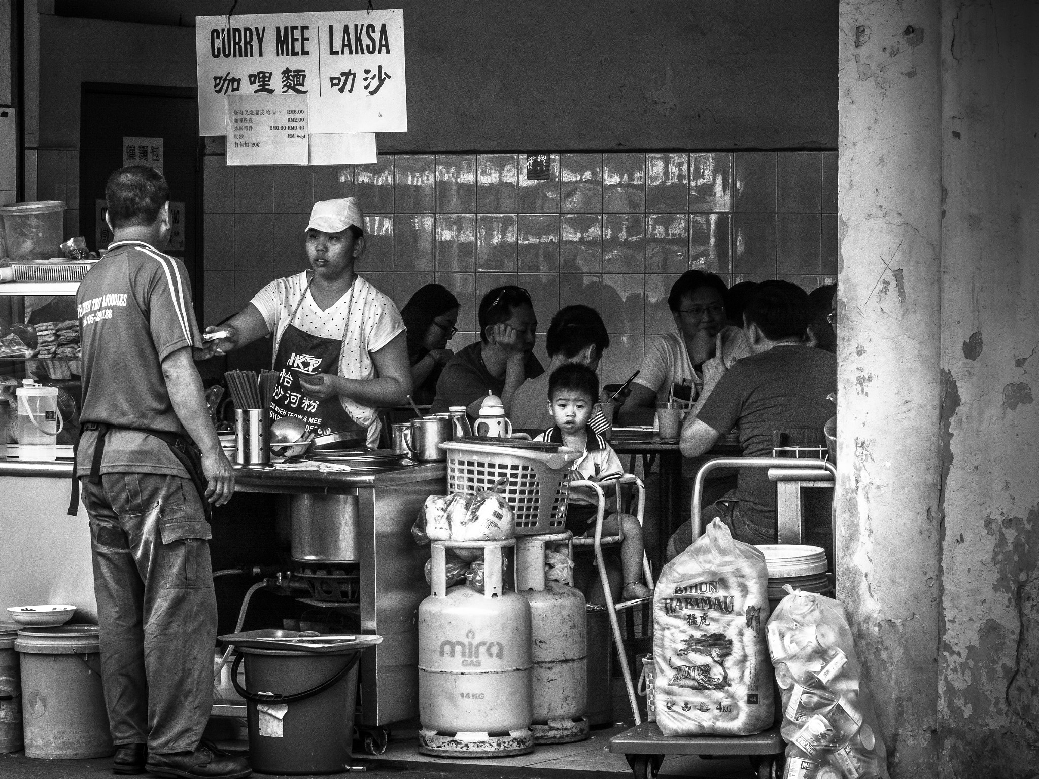 Olympus PEN-F + Olympus M.Zuiko Digital ED 40-150mm F4-5.6 R sample photo. A curry noodle stall in ipoh photography