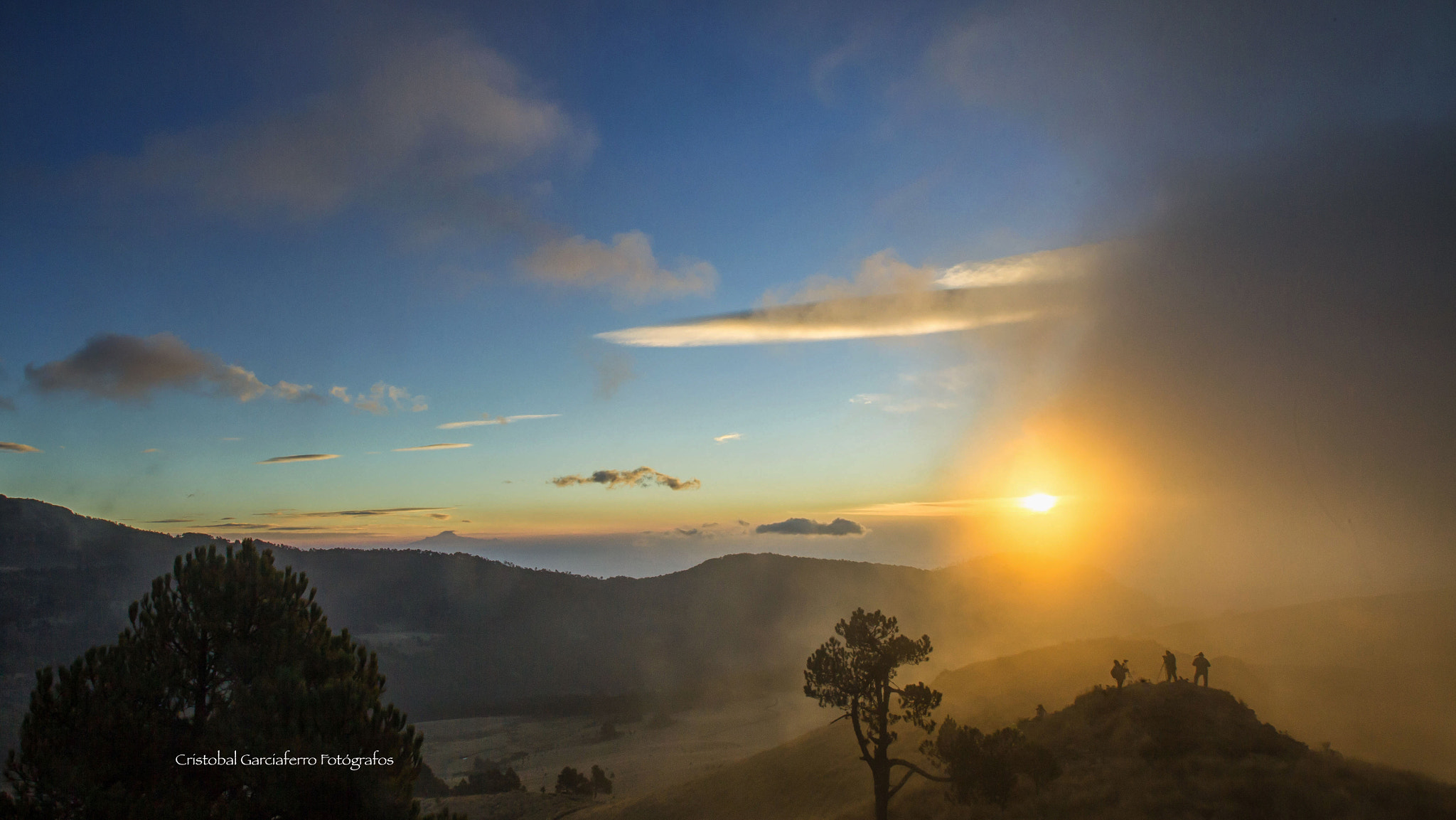 Canon EOS-1D Mark IV + Canon EF 16-35mm F2.8L USM sample photo. Photographers at mountain photography