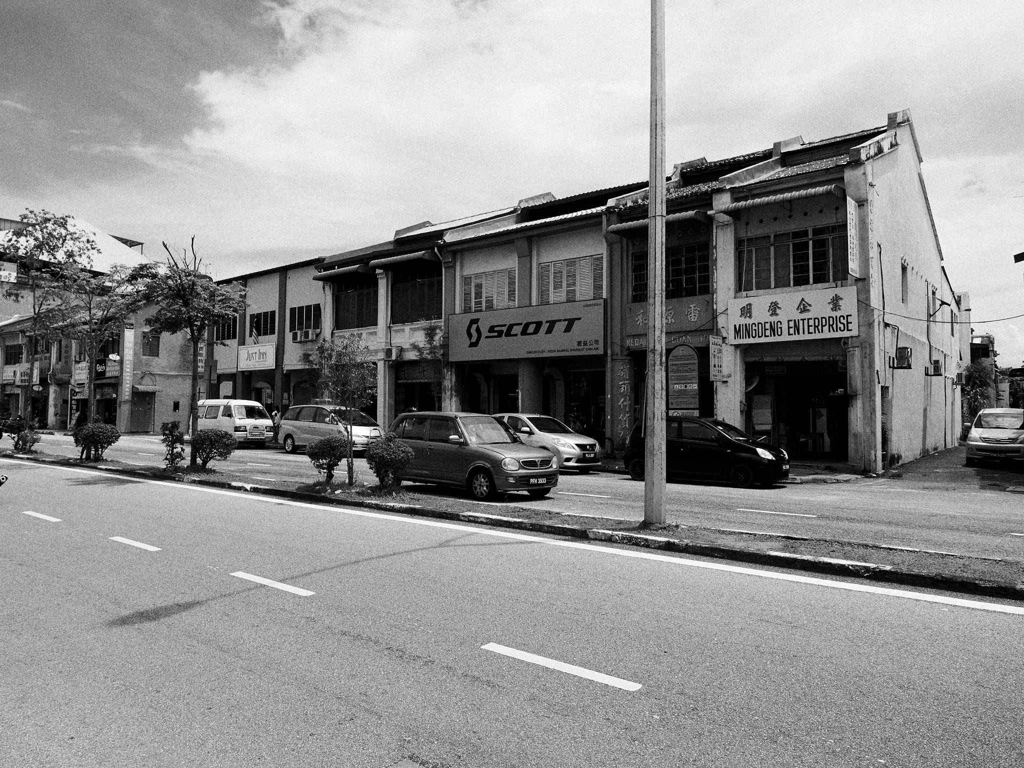 Olympus M.ZUIKO DIGITAL ED 12-40mm 1:2.8 sample photo. Walking through georgetown photography