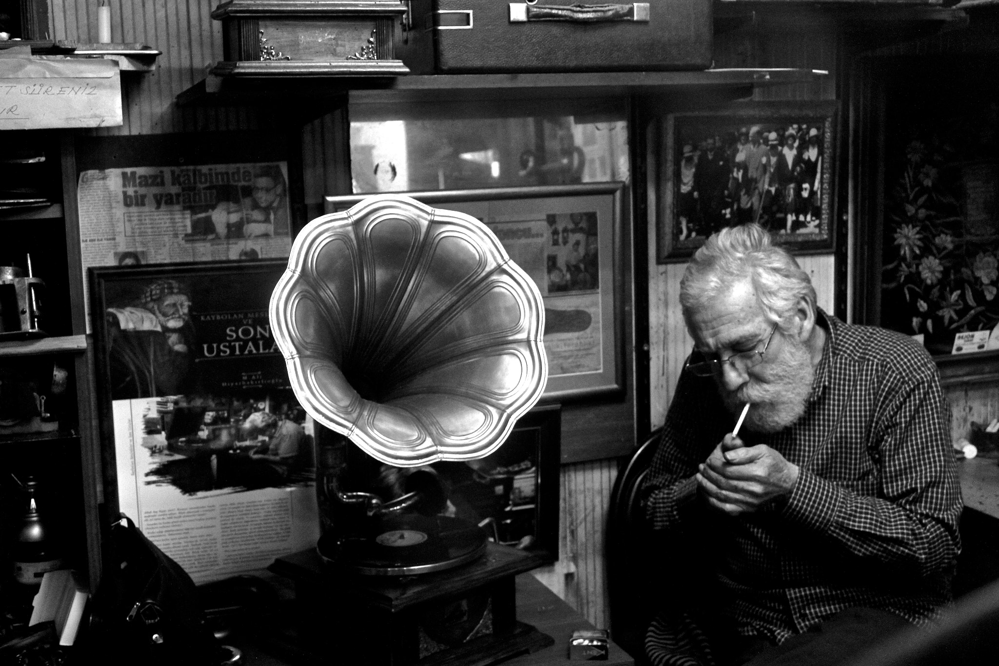Canon EOS 500D (EOS Rebel T1i / EOS Kiss X3) sample photo. Smoking man photography
