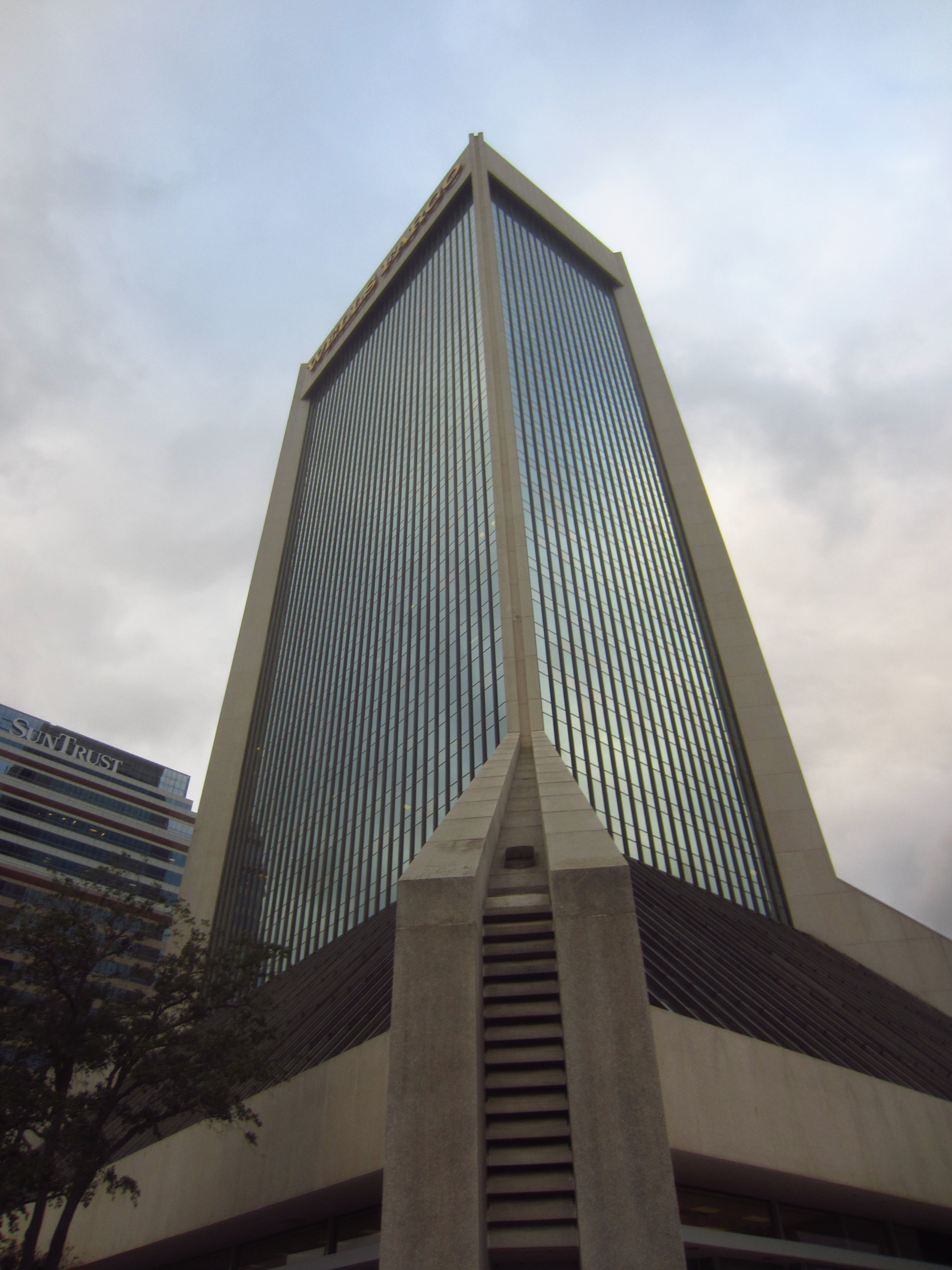 Canon PowerShot ELPH 300 HS (IXUS 220 HS / IXY 410F) sample photo. Wells fargo center (currently) jacksonville, fl photography