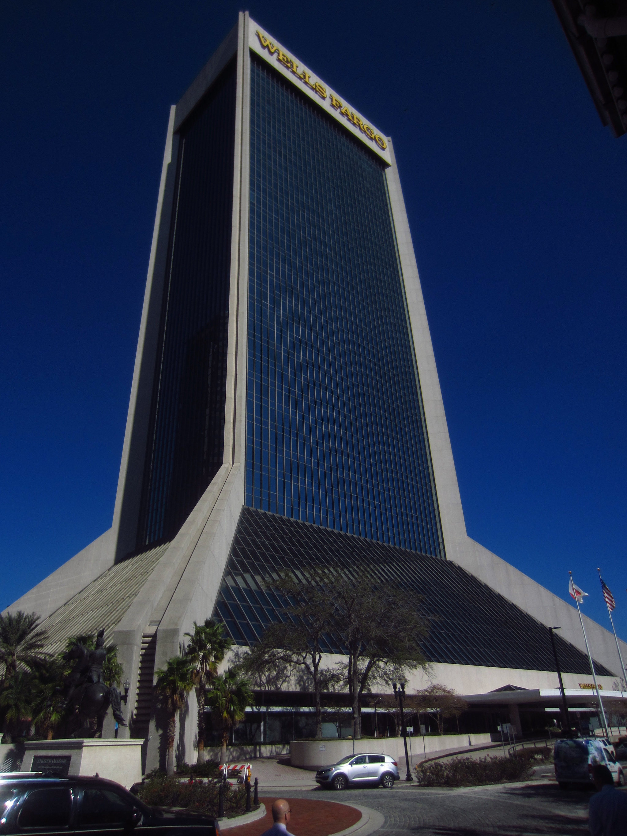 Canon PowerShot ELPH 300 HS (IXUS 220 HS / IXY 410F) sample photo. Wells fargo center (currently) jacksonville, fl photography