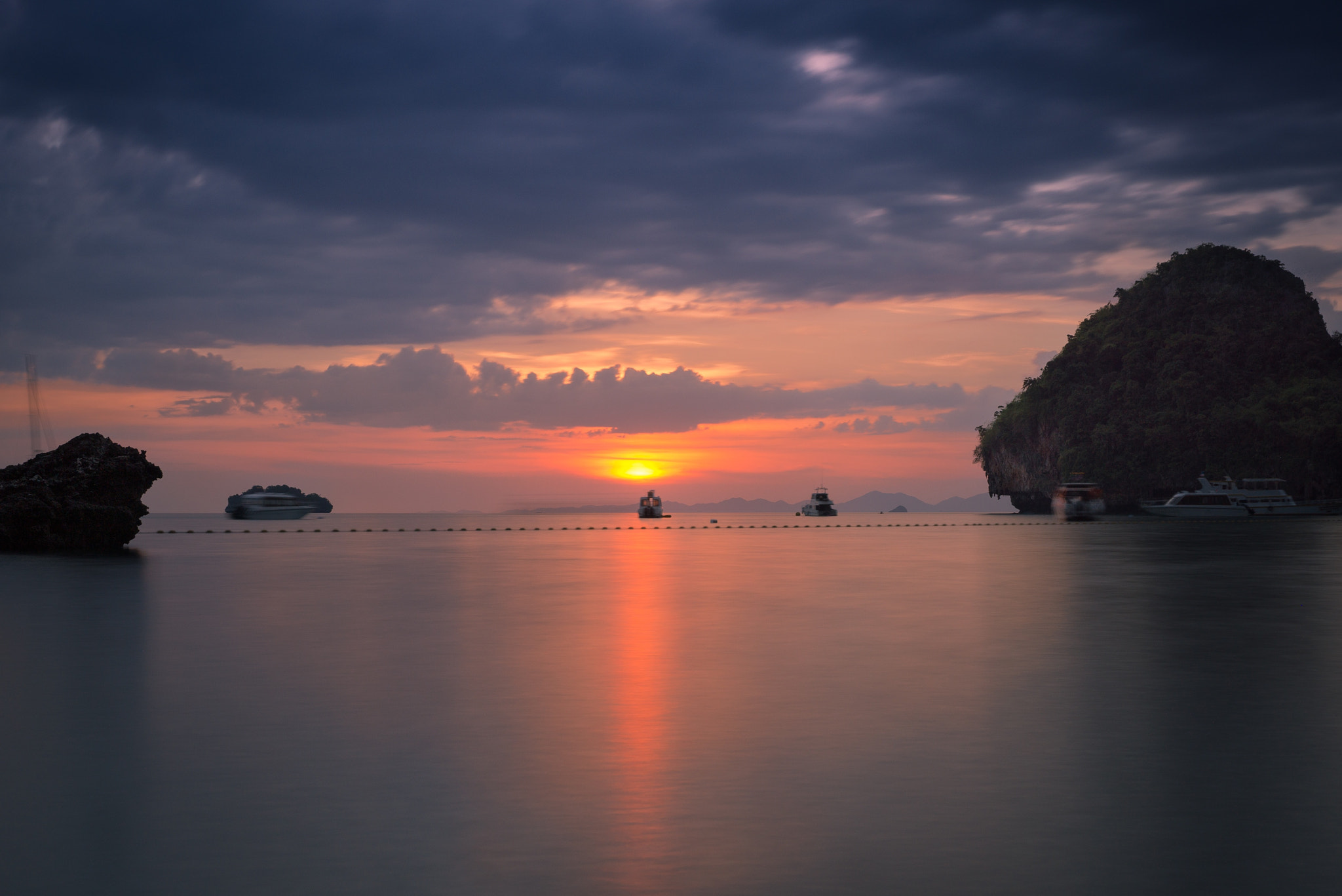 Sony a6000 + Sigma 30mm F1.4 DC DN | C sample photo. Sunset in railay photography