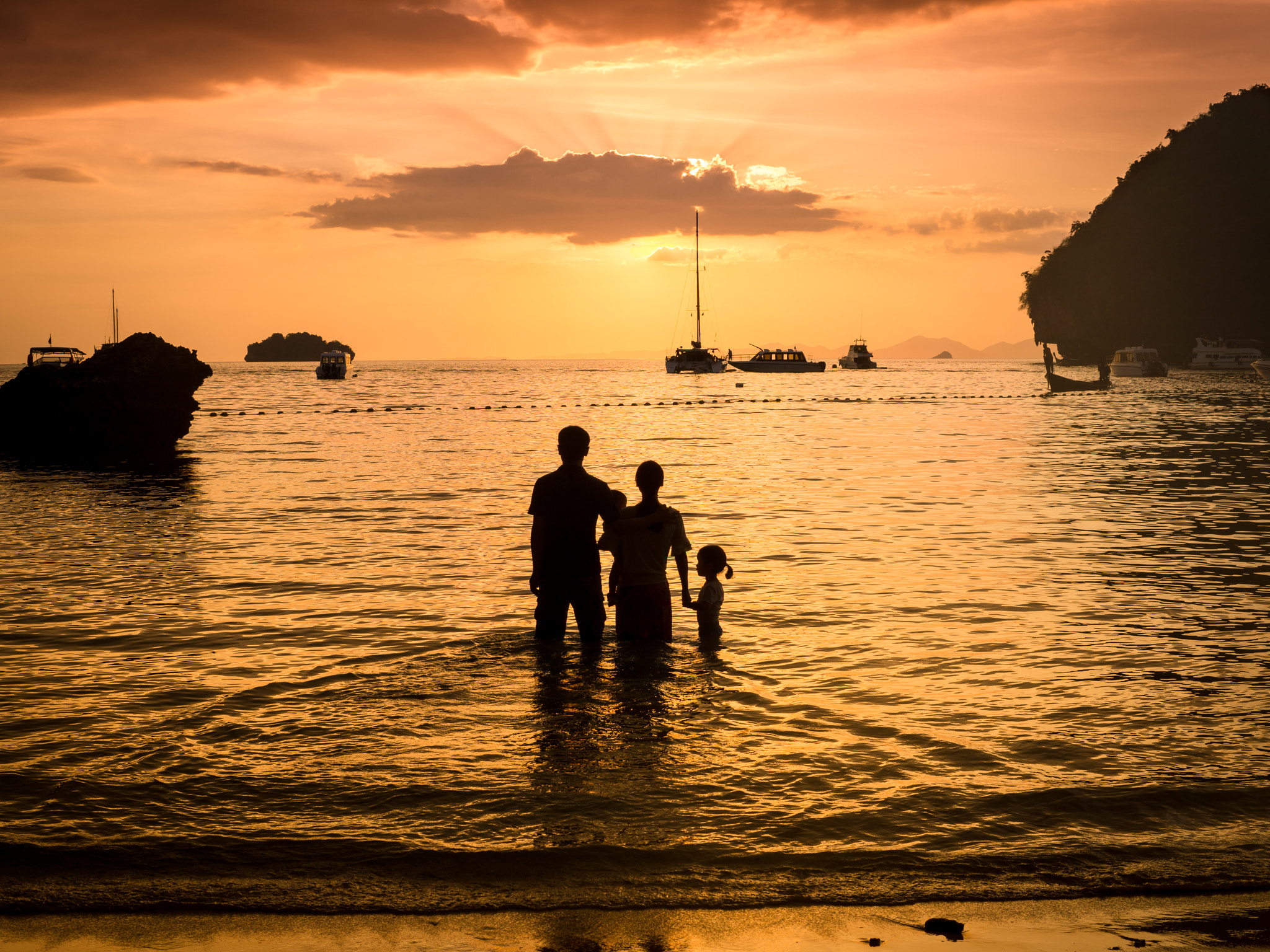 Sony a6000 + Sigma 30mm F1.4 DC DN | C sample photo. Watching sunset with my family photography