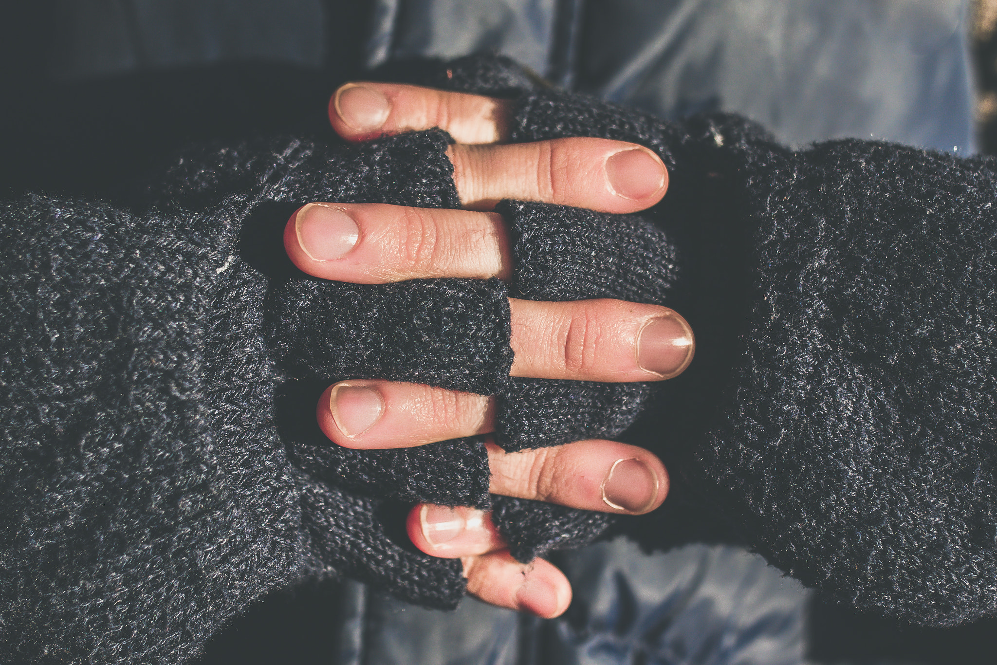 Canon EOS 70D + Sigma 35mm F1.4 DG HSM Art sample photo. Winter hands photography