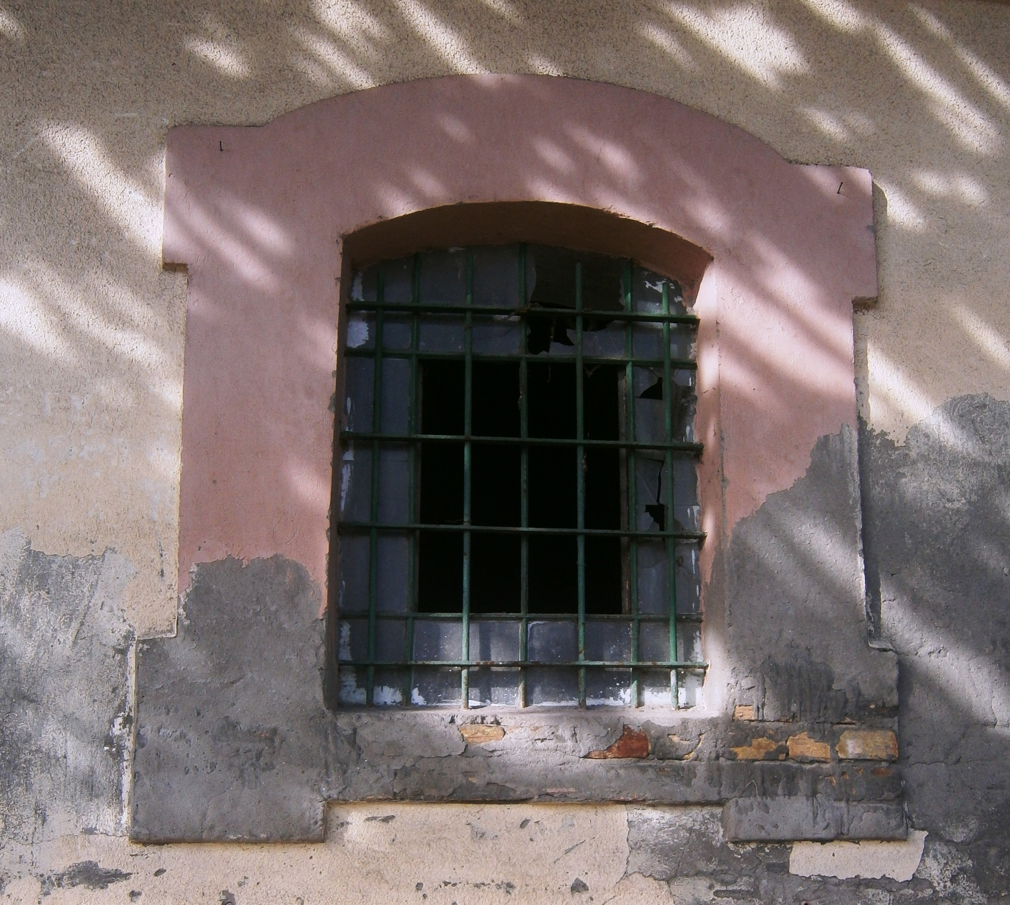 Olympus VG160,X990,D745 sample photo. Window in shadow photography