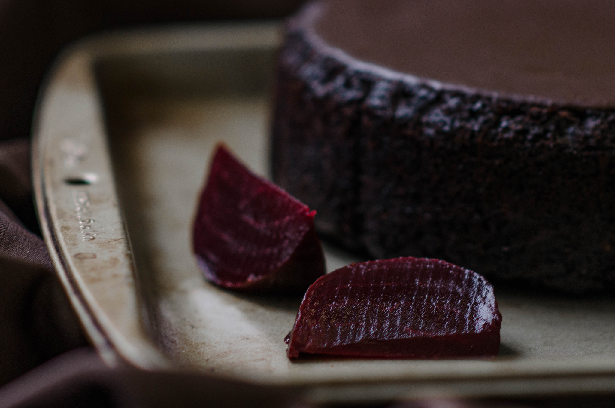 Nikon D5100 + Nikon AF-S Nikkor 85mm F1.8G sample photo. Chocolate beetroot cake photography