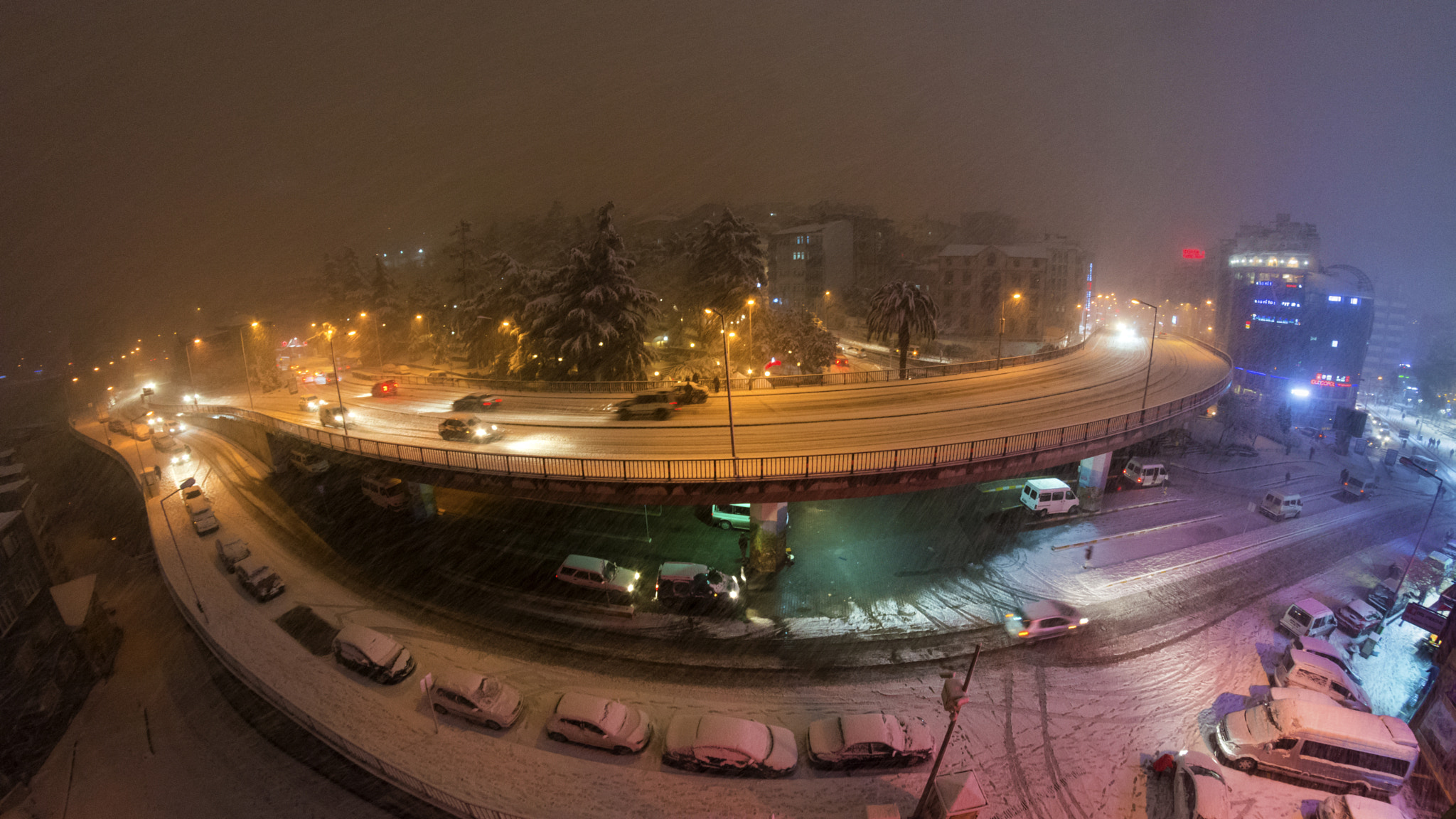 Samyang 8mm F3.5 Aspherical IF MC Fisheye sample photo. Snow in tanjant street photography