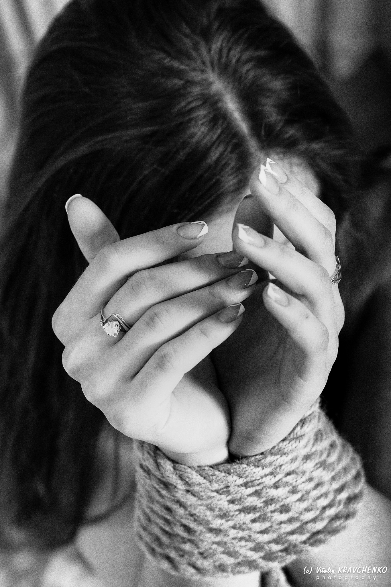 Canon EOS 450D (EOS Rebel XSi / EOS Kiss X2) + Canon EF 50mm F1.4 USM sample photo. Rope on hands // #shadows photography