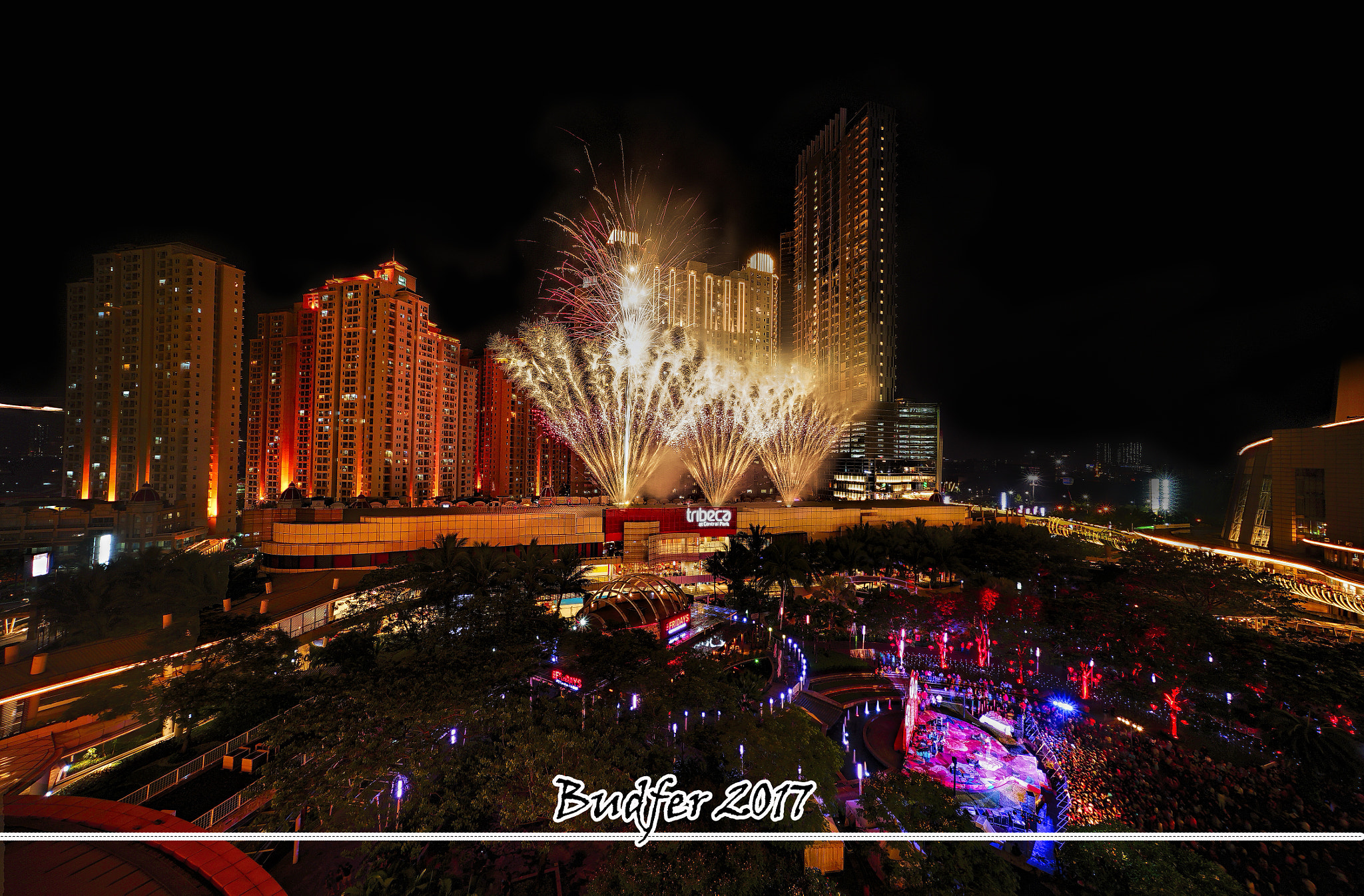 Sony a7 II + Sony E 10-18mm F4 OSS sample photo. Firework photography