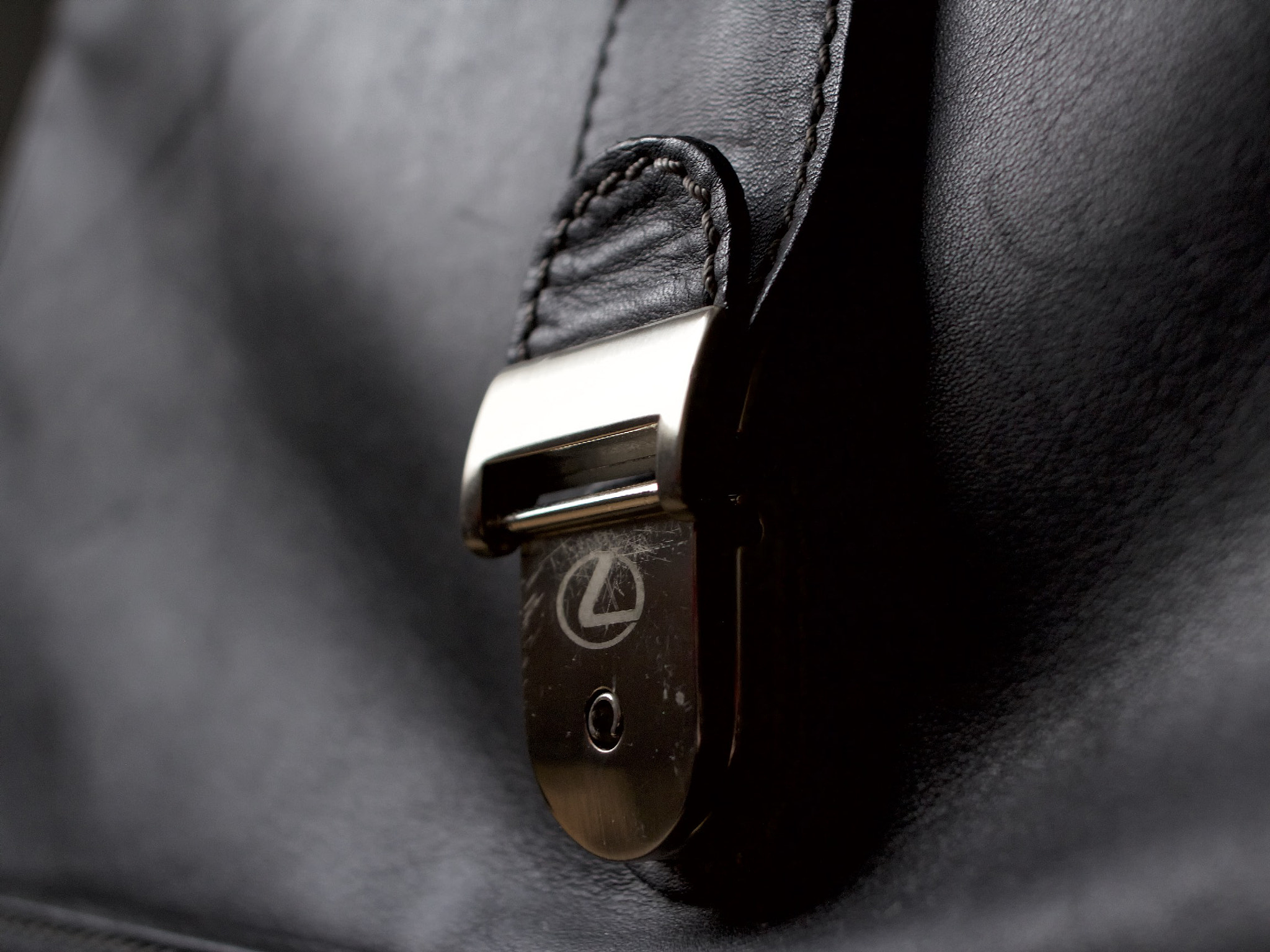 Canon EOS 600D (Rebel EOS T3i / EOS Kiss X5) + Canon EF 28mm F2.8 sample photo. Leatherbag photography