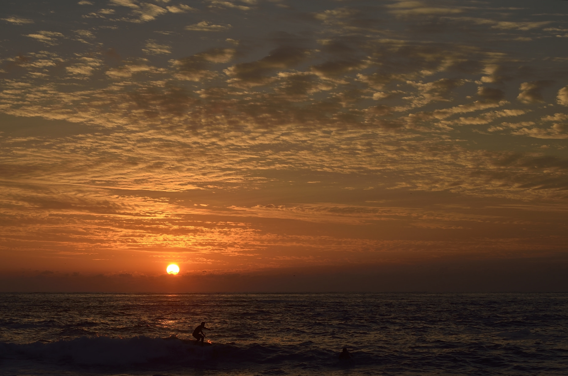 Nikon D7000 + Nikon AF Nikkor 50mm F1.4D sample photo. Atardecer y olas ... photography