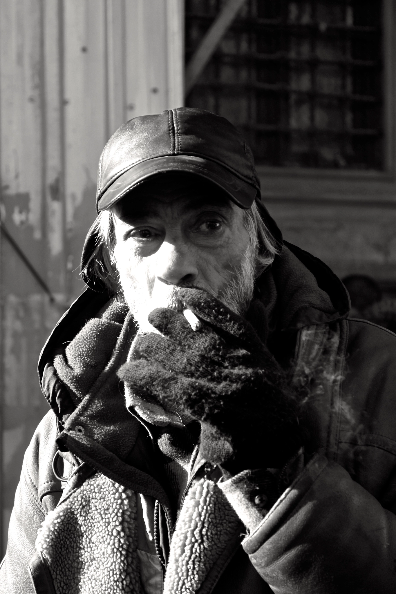 Canon EOS 500D (EOS Rebel T1i / EOS Kiss X3) sample photo. Smoking man on street photography