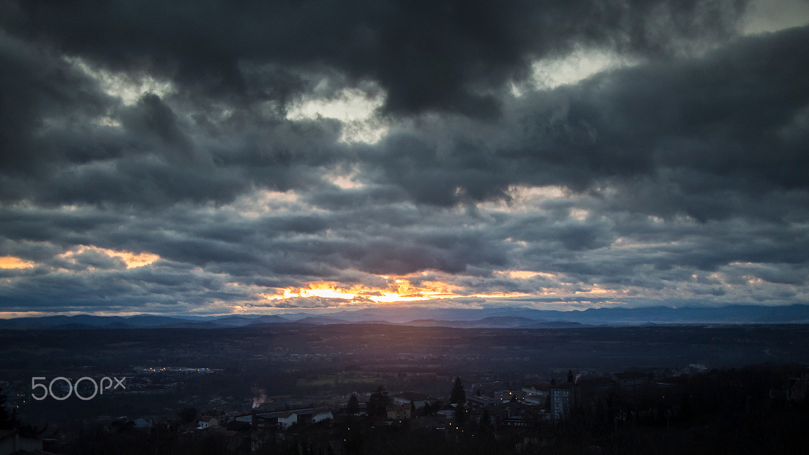 Olympus PEN E-PL5 + Panasonic Lumix G 20mm F1.7 ASPH sample photo. Auvergne - winter light photography