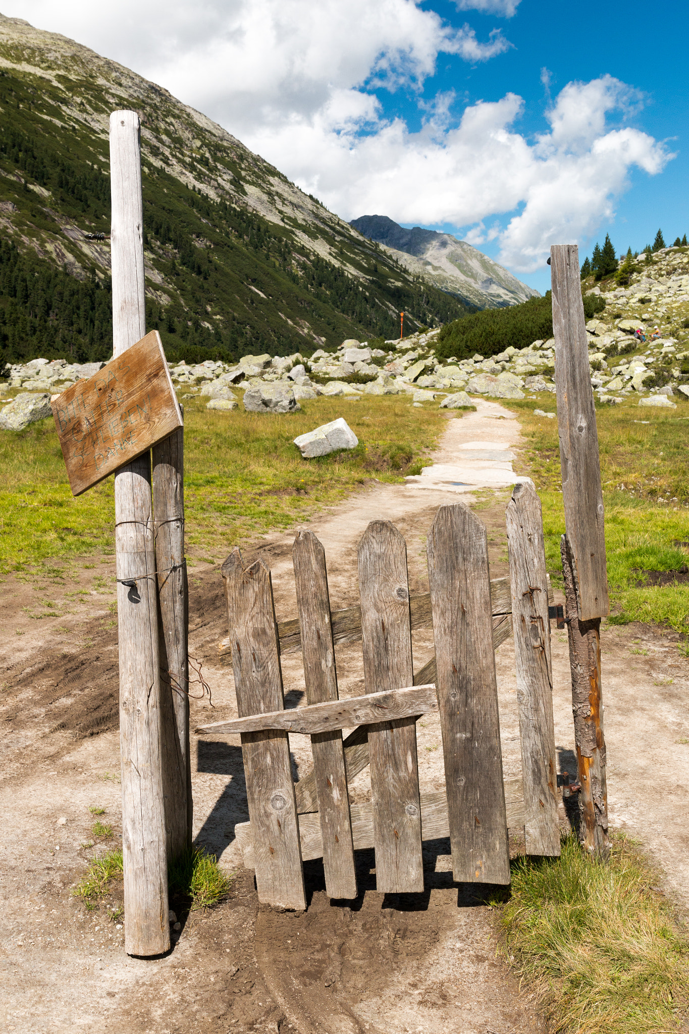 Canon EF 24-70mm F4L IS USM sample photo. Please close the gate photography