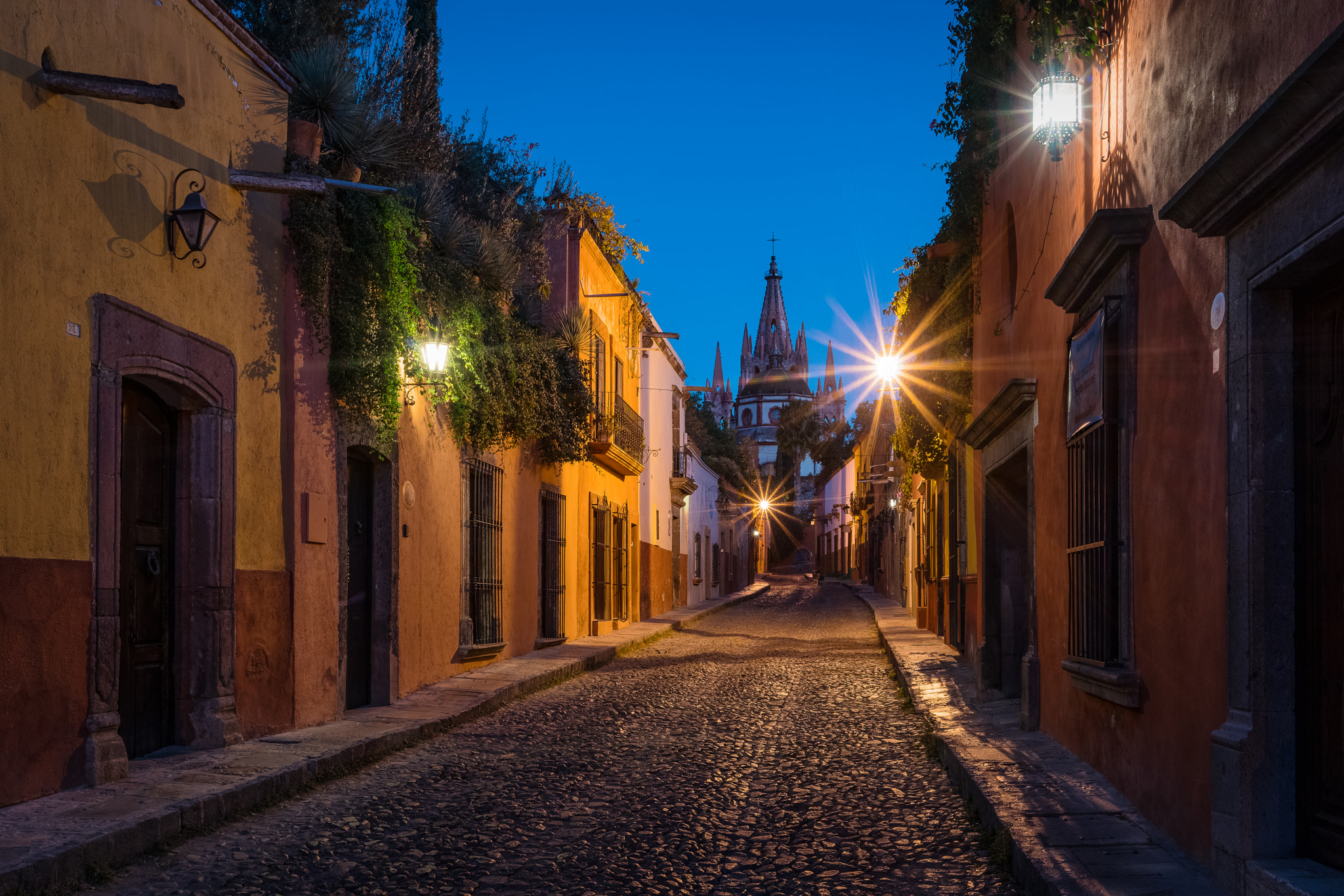 Sony a7R II + Sony Sonnar T* FE 35mm F2.8 ZA sample photo. Dawn over aldama street photography