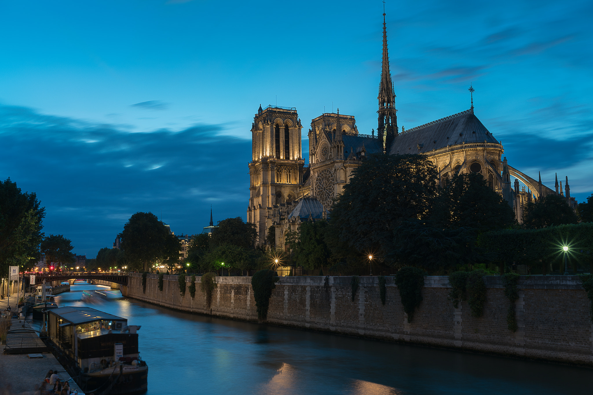 Sony a7R II + Sony Sonnar T* FE 35mm F2.8 ZA sample photo. Notre dame photography