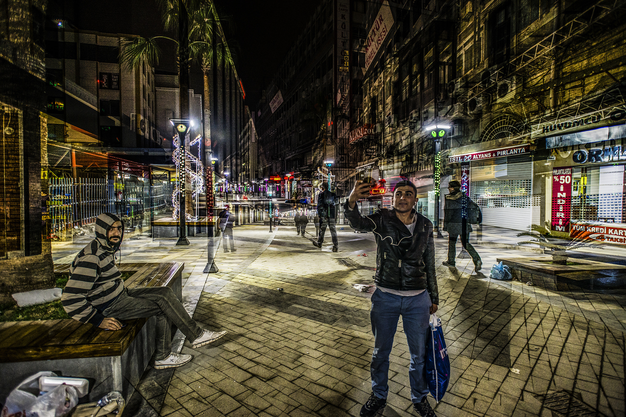 Nikon AF-S Nikkor 17-35mm F2.8D ED-IF sample photo. Nightlife of the city photography