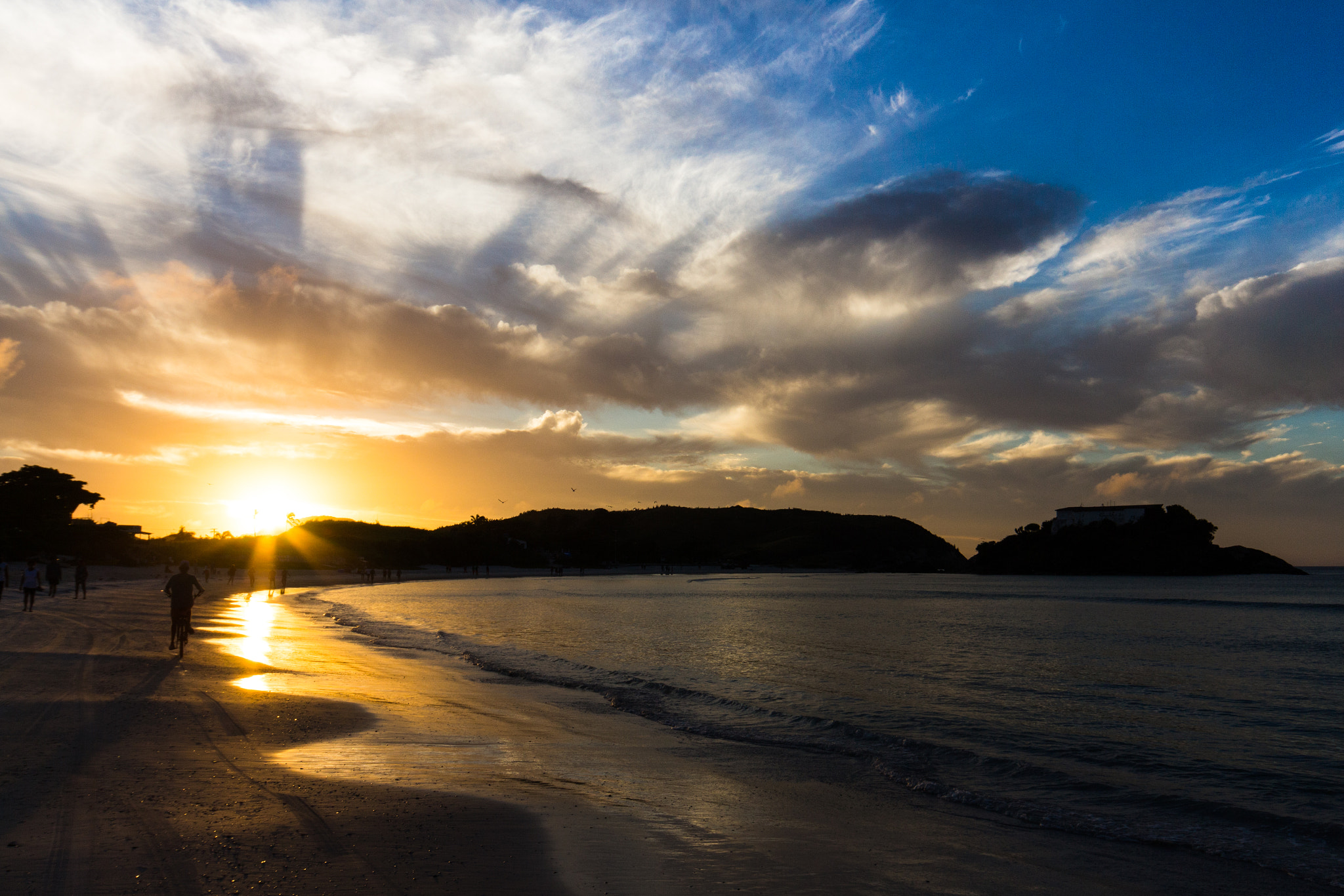 Sigma 10-20mm F4-5.6 EX DC HSM sample photo. People on sunrise photography