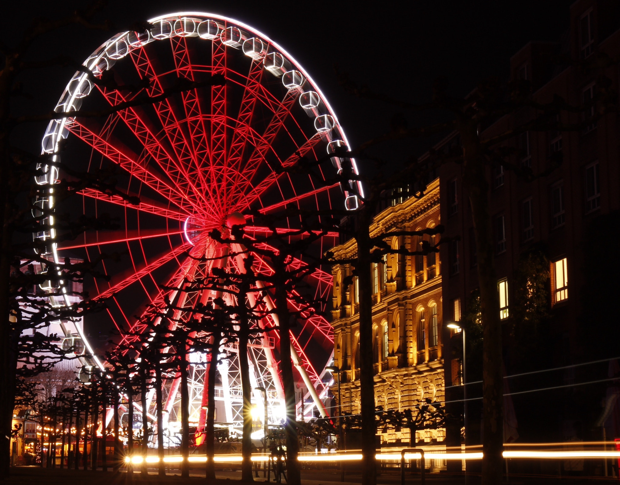 Canon EOS 700D (EOS Rebel T5i / EOS Kiss X7i) + Canon EF 16-35mm F4L IS USM sample photo. City lights photography